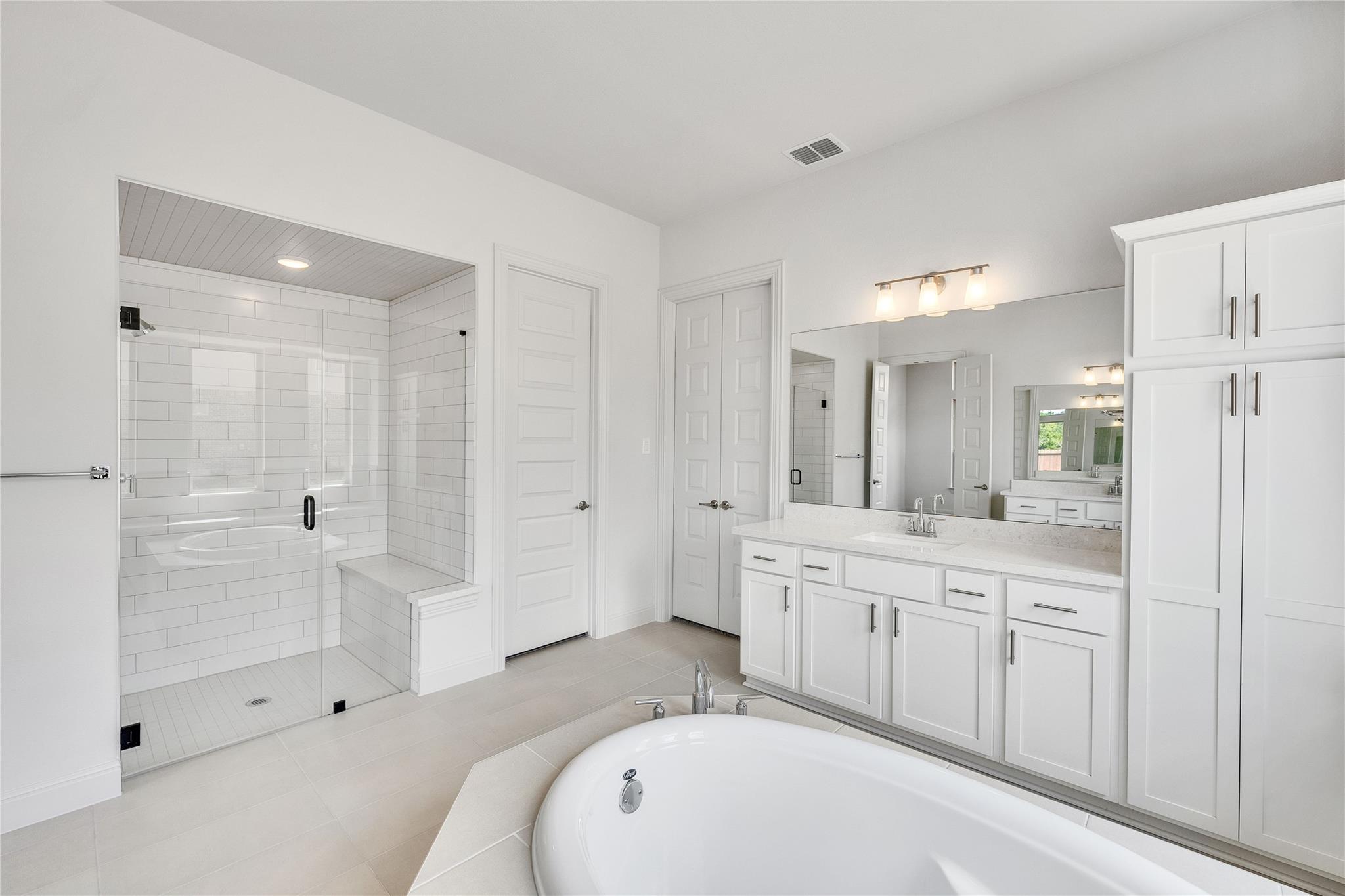 909 Landing Ln Property Photo 11