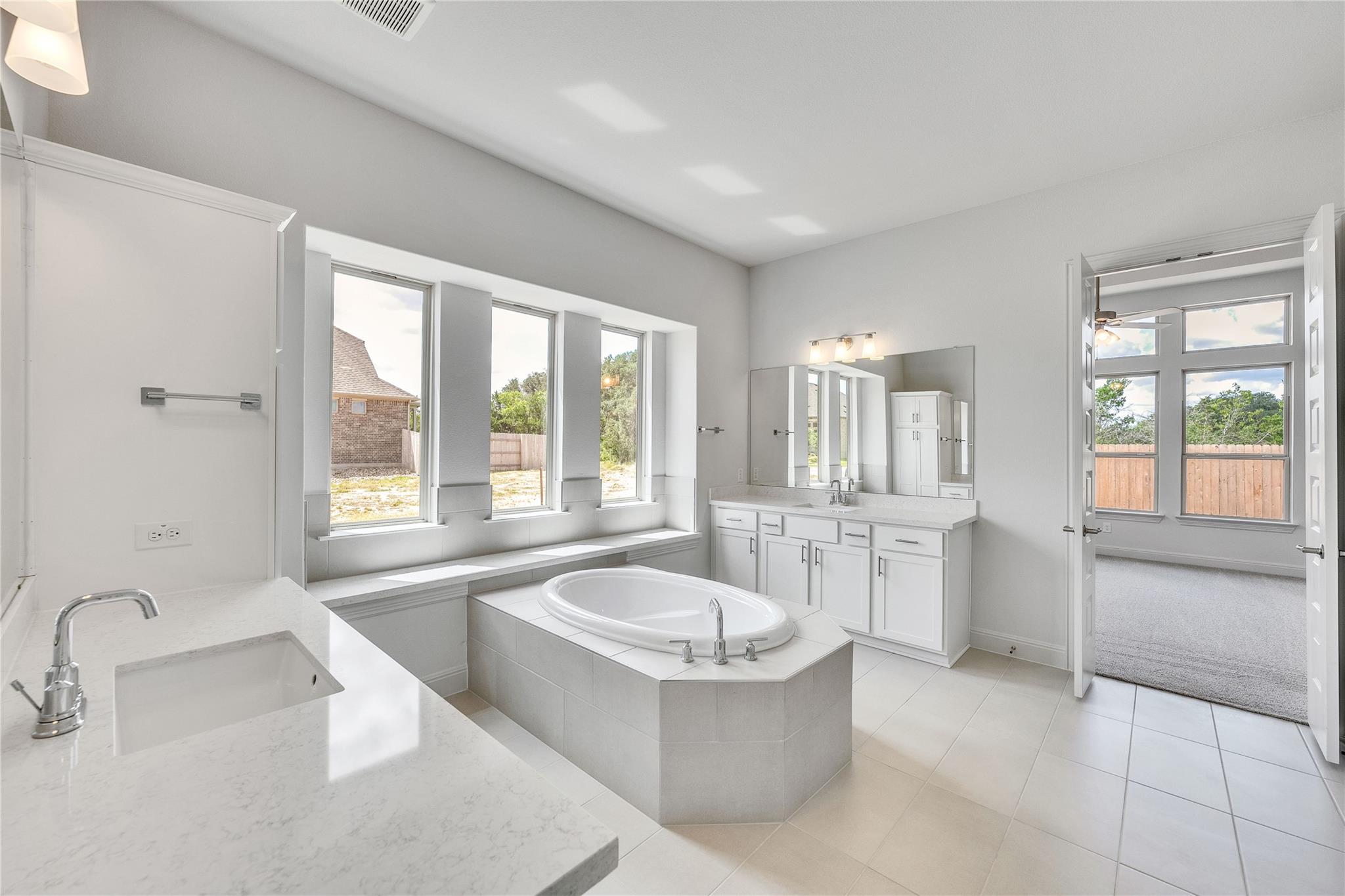 909 Landing Ln Property Photo 12