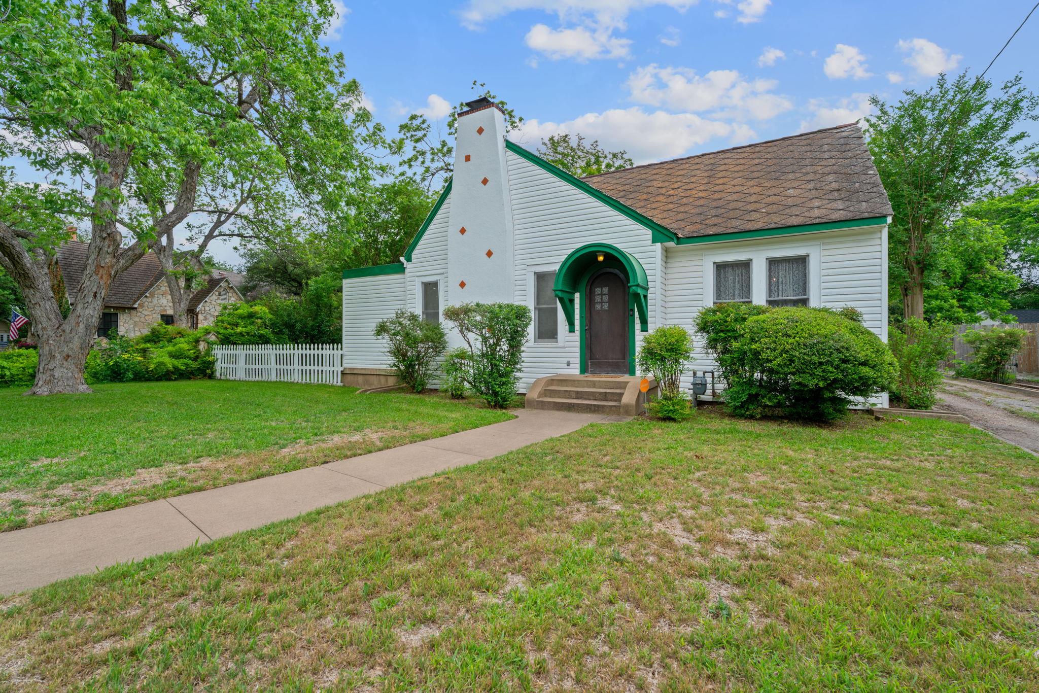 1709 W Lake Dr Property Photo
