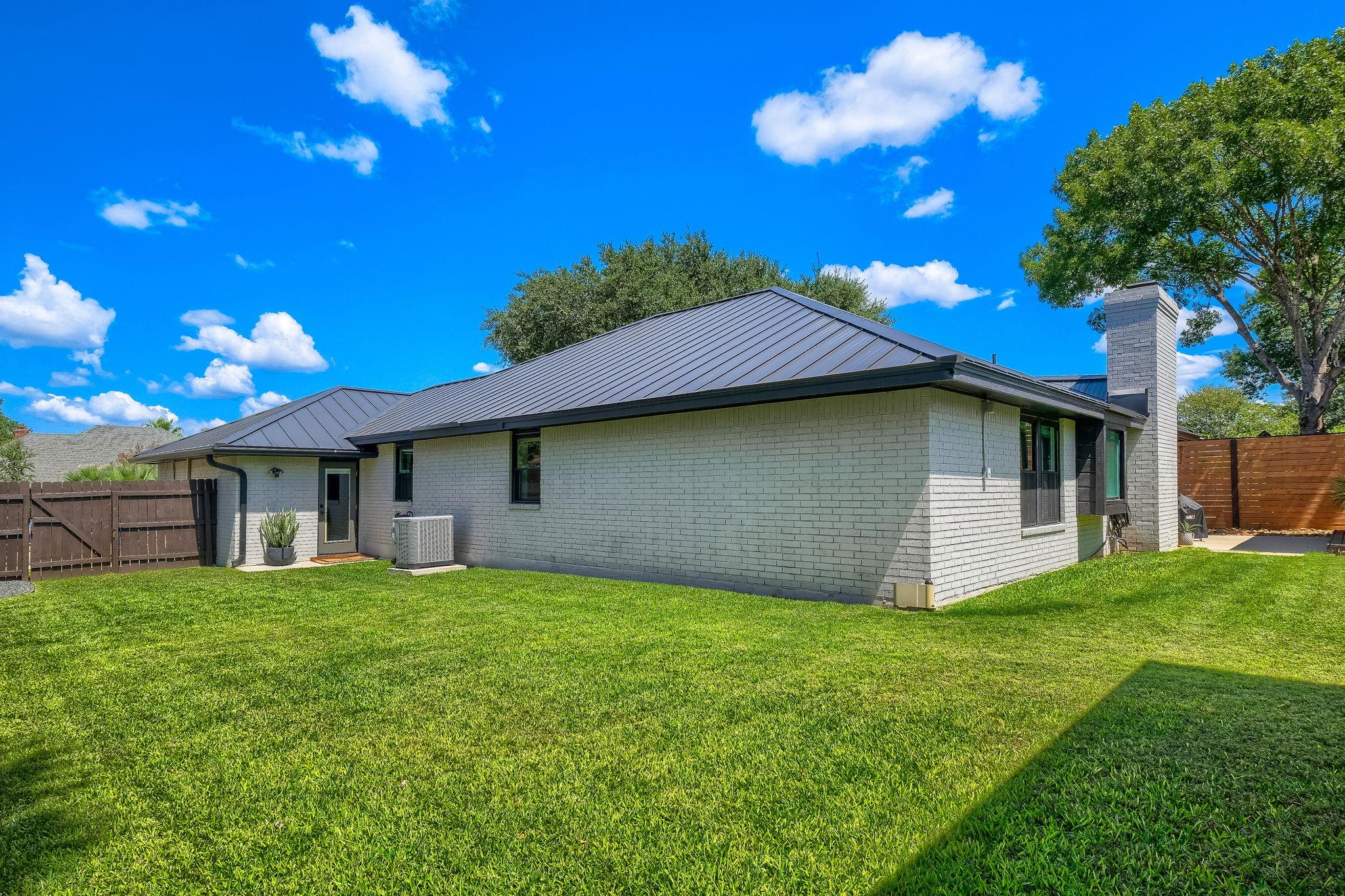 945 Queens Dr Property Photo 31