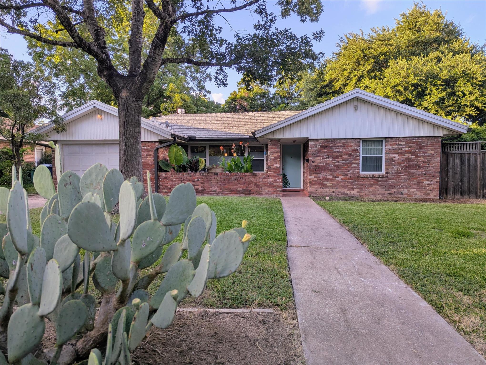 1610 Larkwood Dr Property Photo