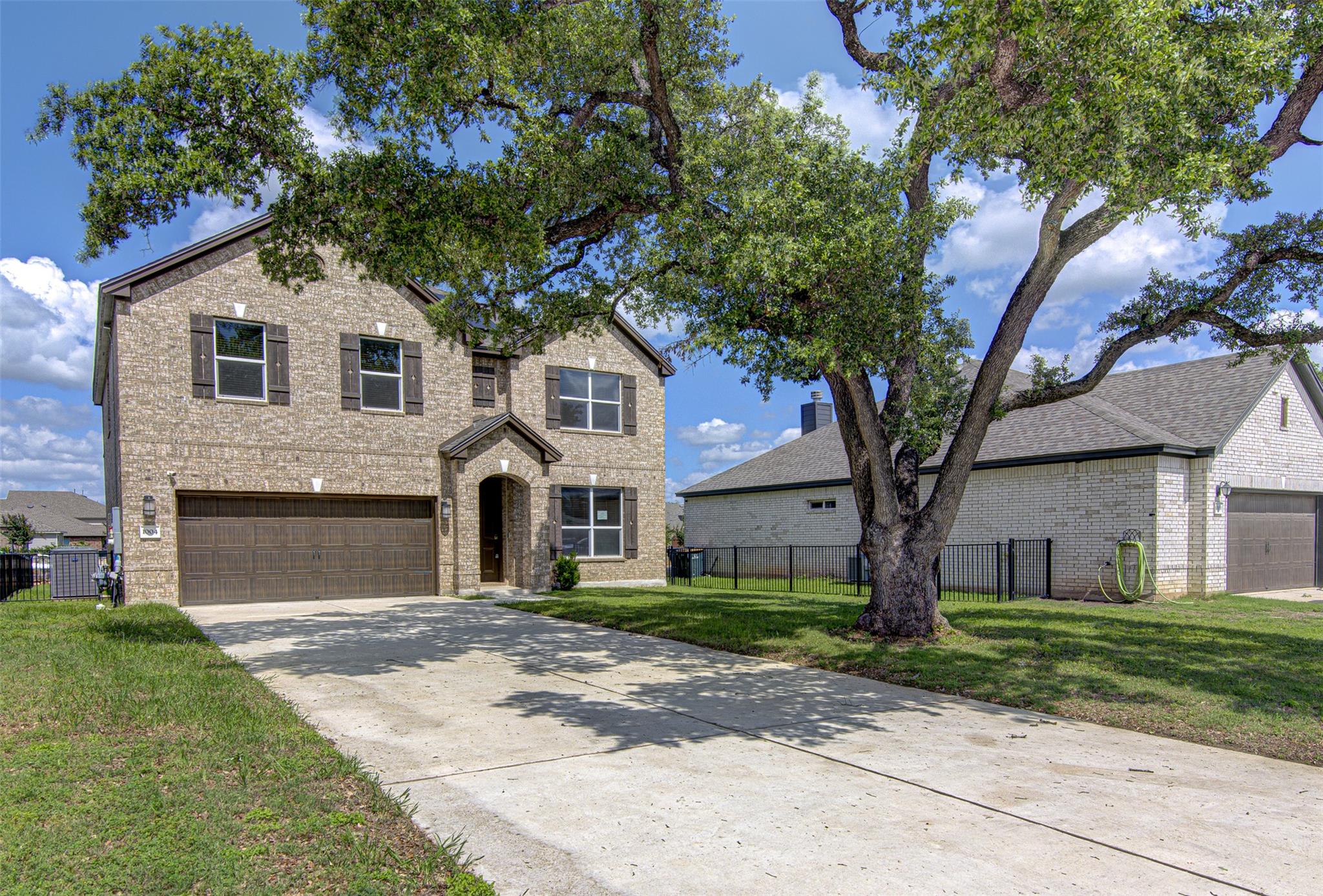 1004 Desaix Dr Property Photo 2