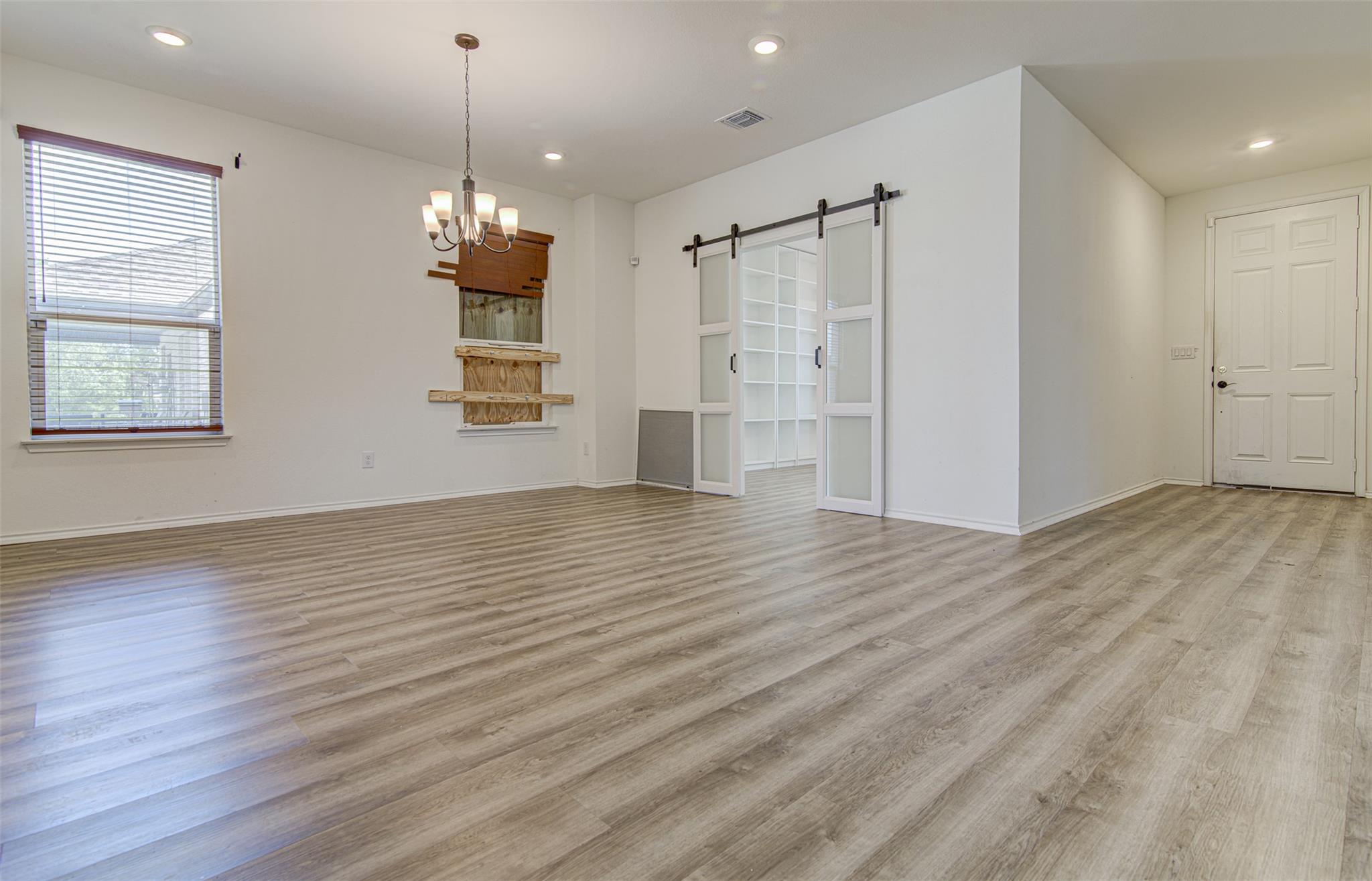 1004 Desaix Dr Property Photo 4