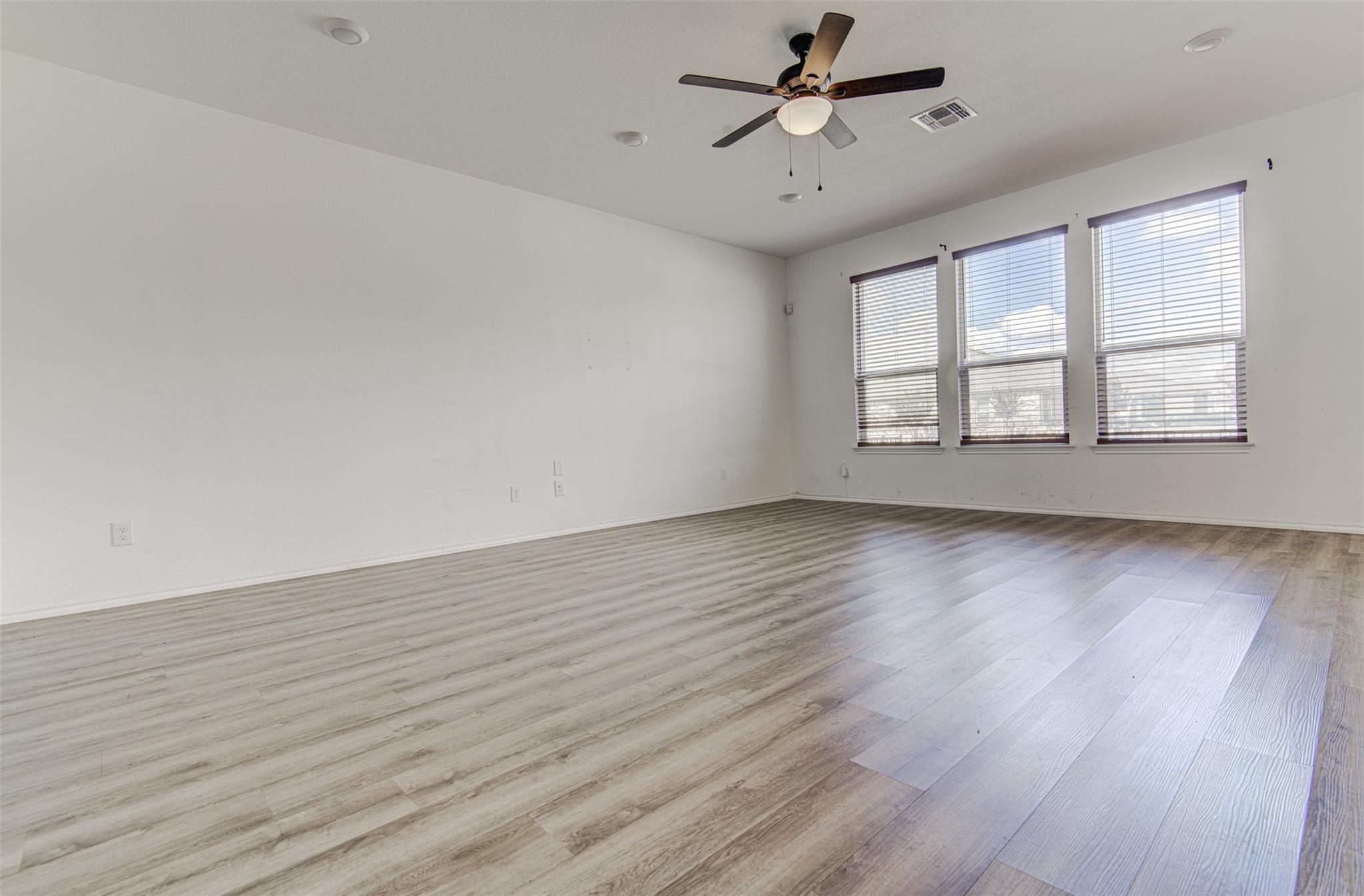 1004 Desaix Dr Property Photo 8
