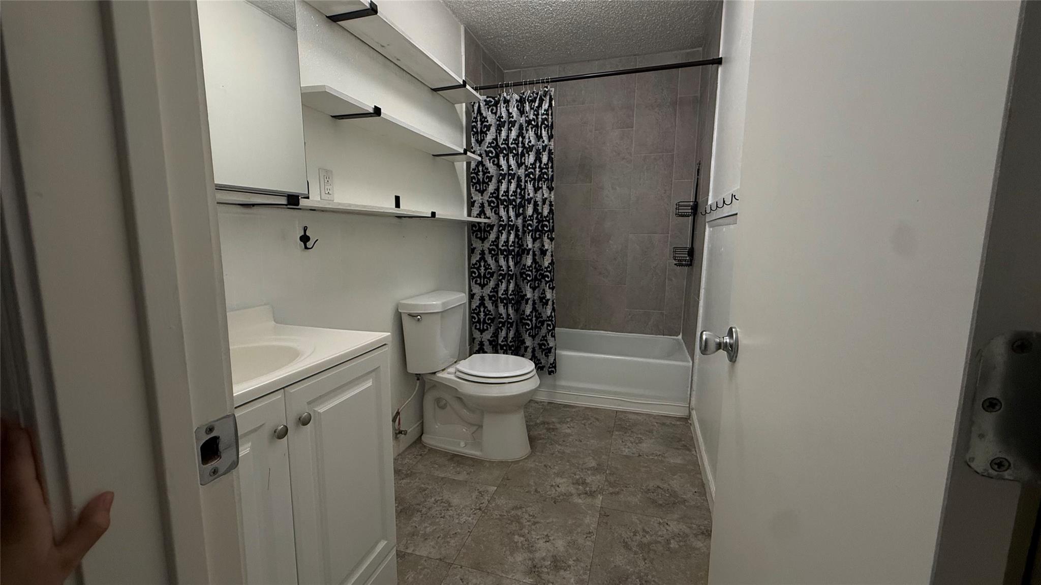 806 W 8th St Property Photo 8