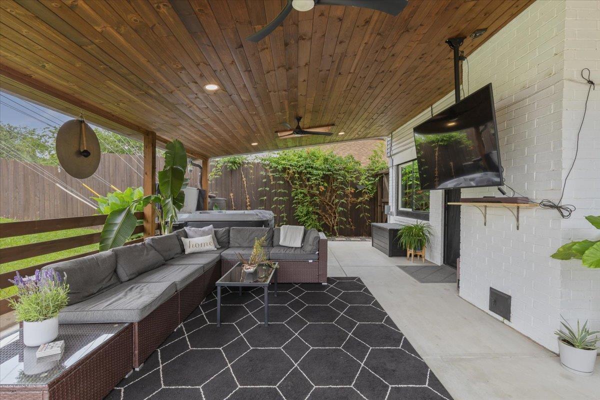 208 Skyloop Dr Property Photo 2