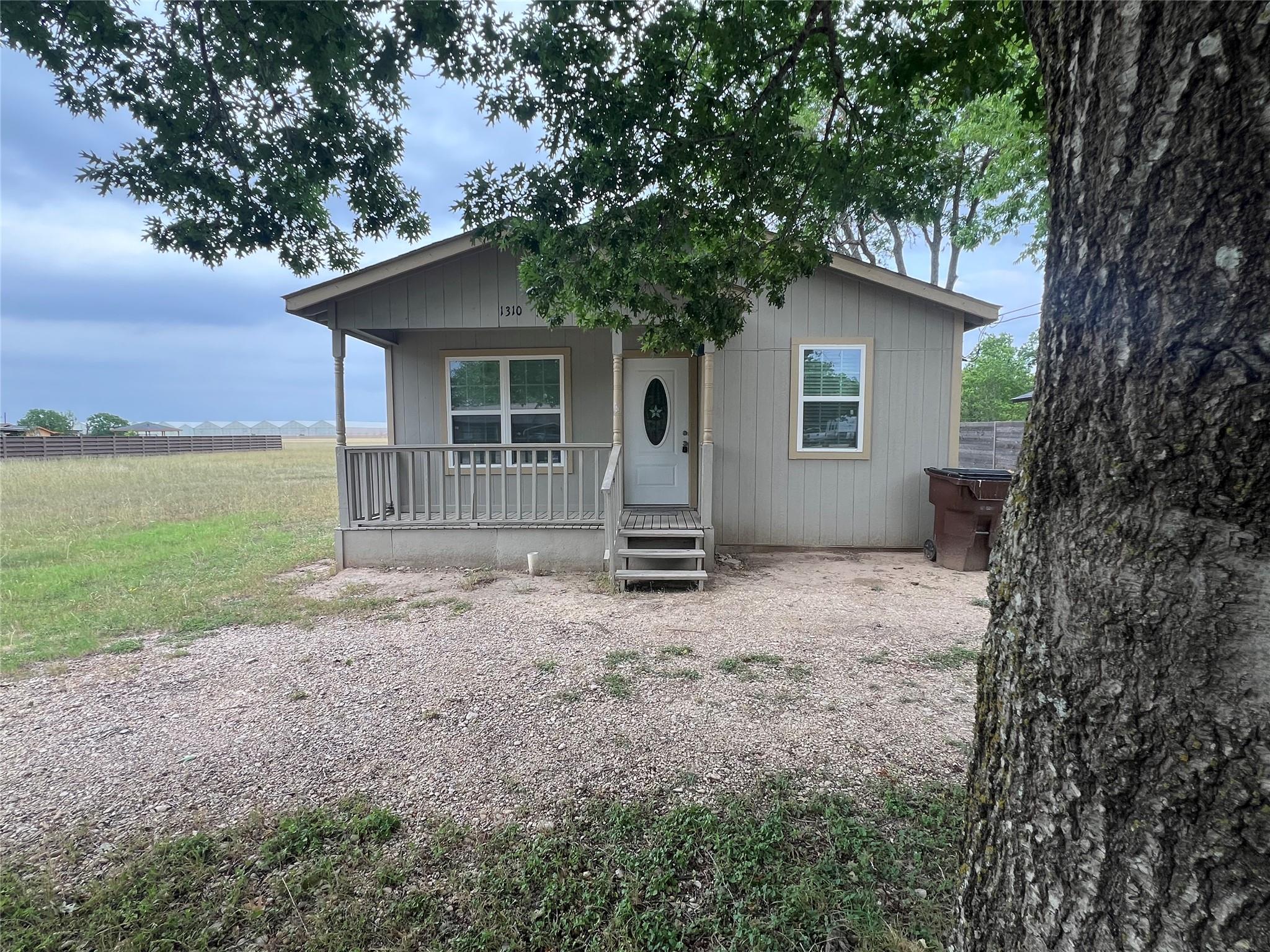 1310 Torres St Property Photo 2