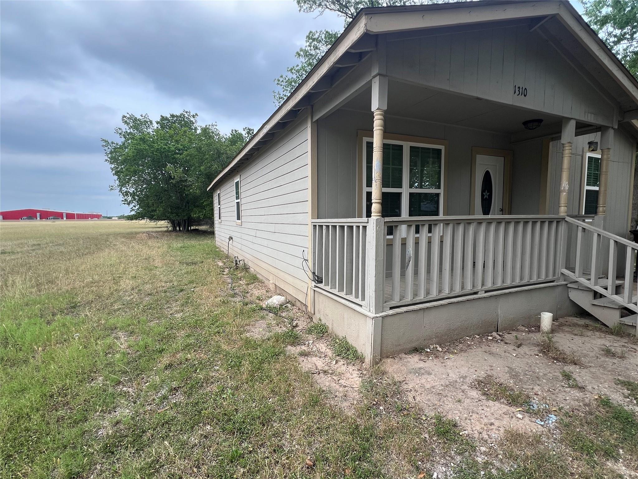 1310 Torres St Property Photo 3