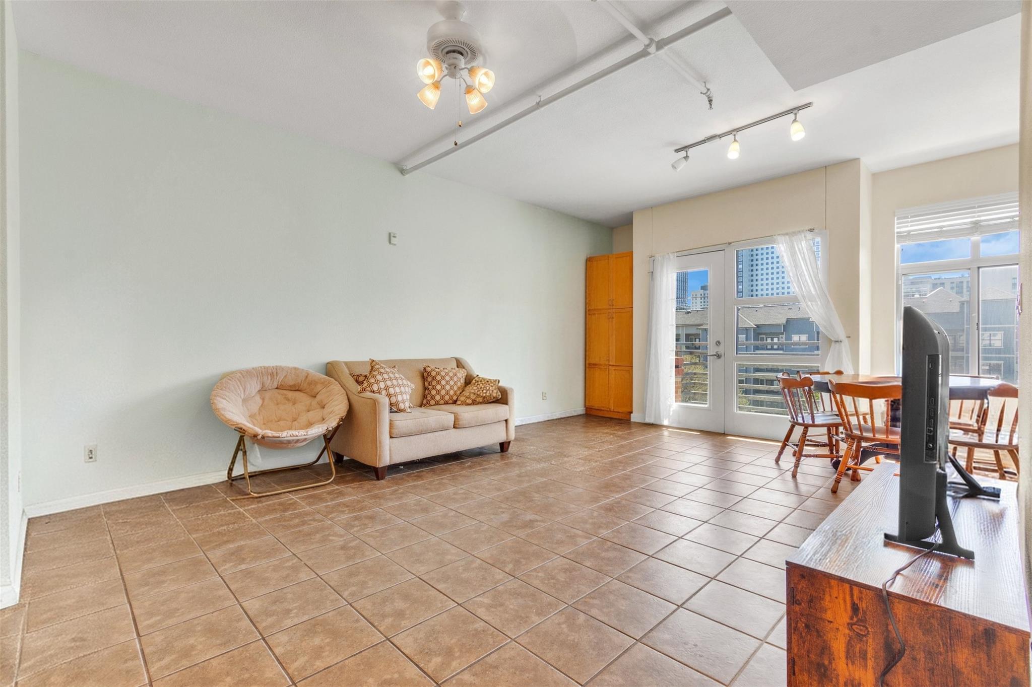711 W 26th St #607 Property Photo 8
