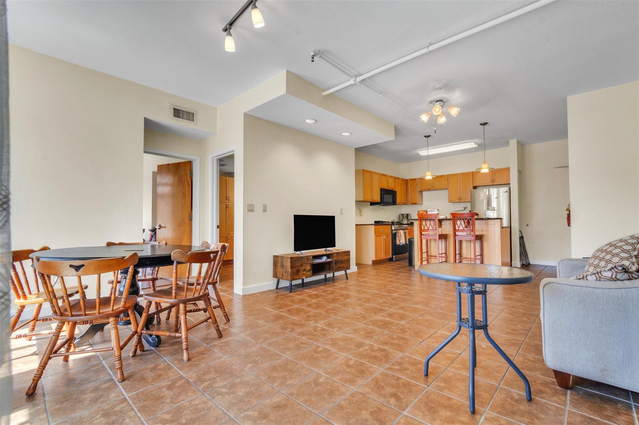 711 W 26th St #607 Property Photo 10