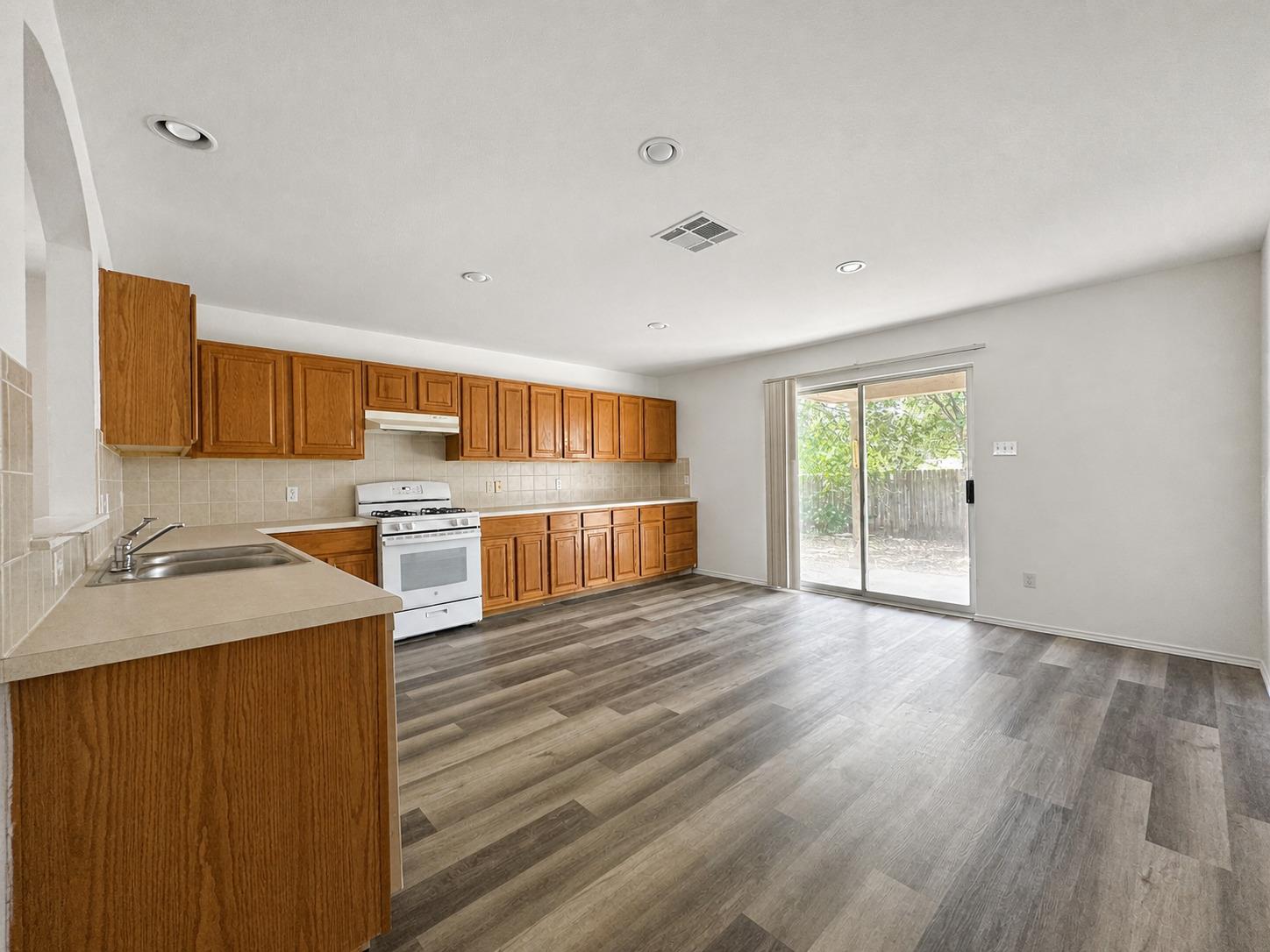 12321 Kilmartin Ln Property Photo 3