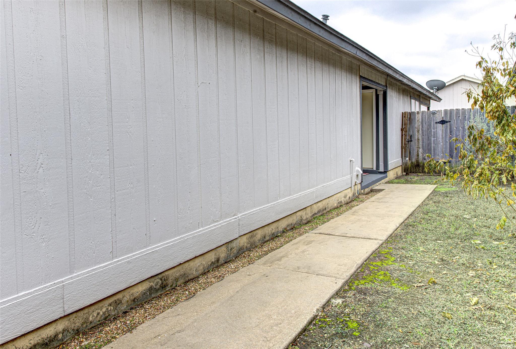 6009 Richard Carlton Blvd Property Photo 4