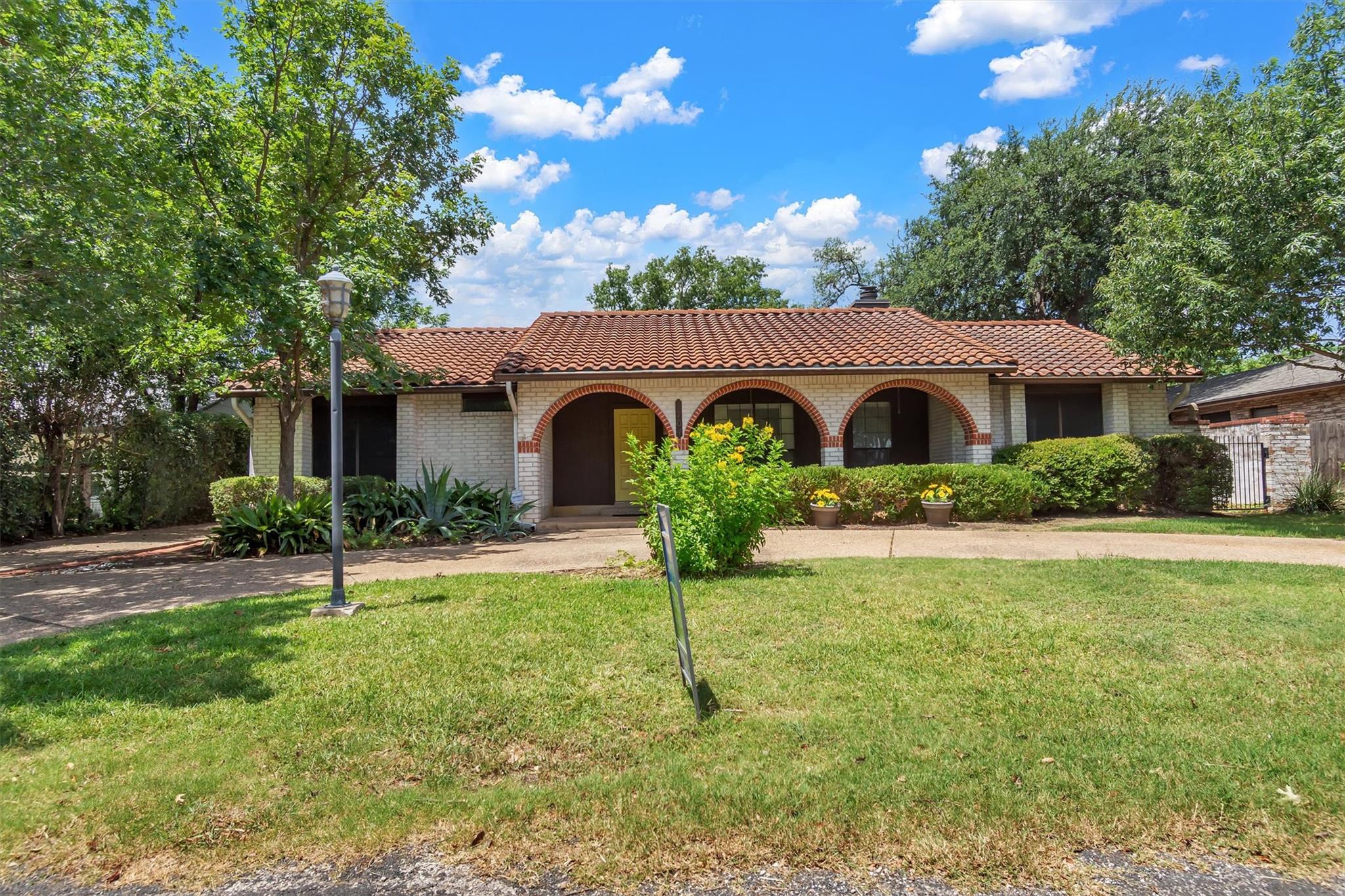 5704 Lands End St Property Photo 2