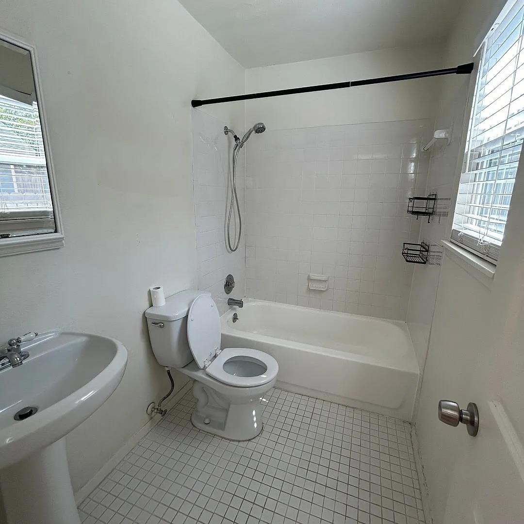 1106 W 22nd St #3 Property Photo 8