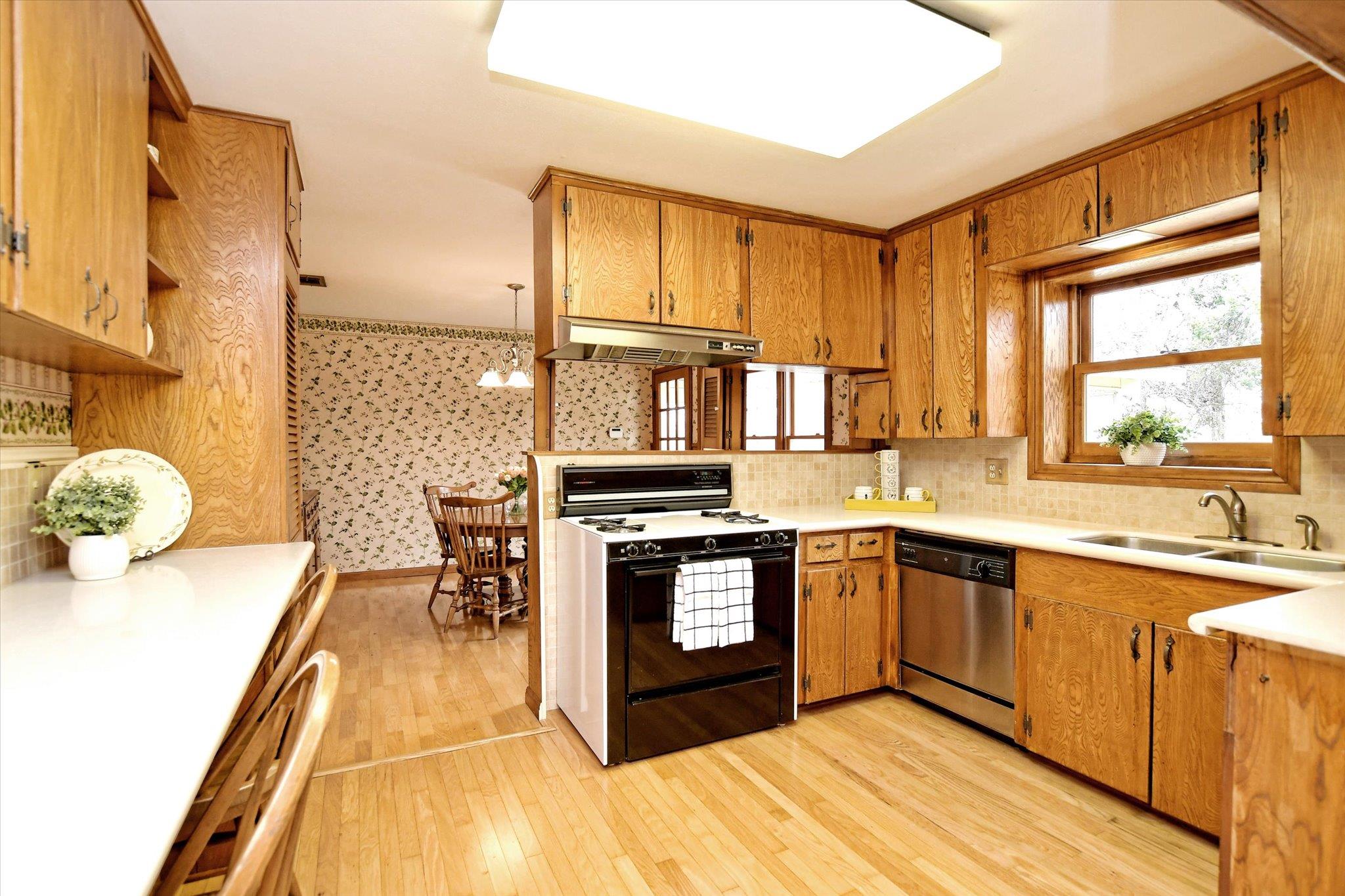 11803 Hornsby St Property Photo 4