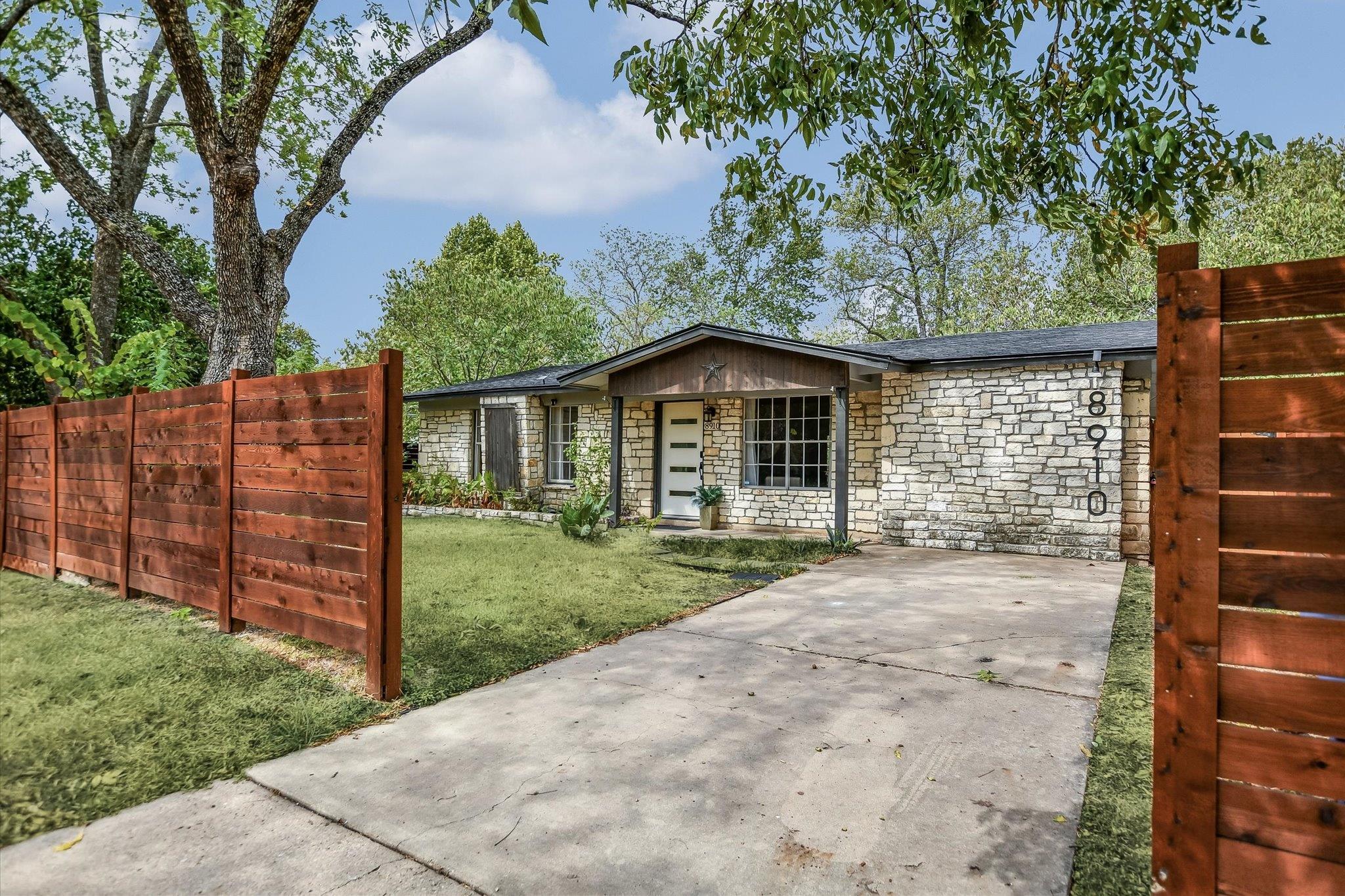 8910 Slayton Dr E Property Photo 1