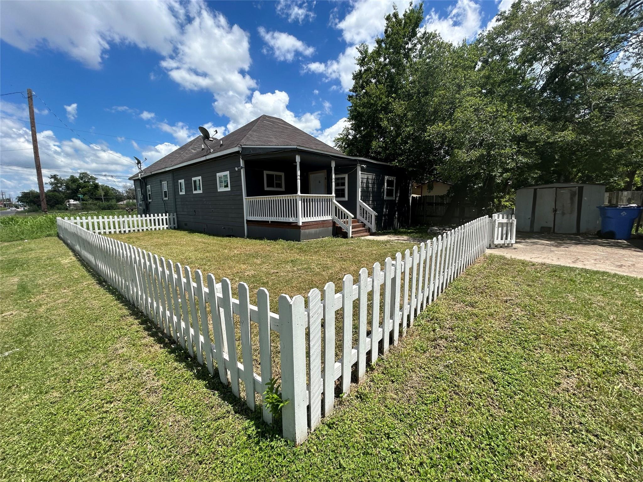 400 Symes St #b Property Photo 1