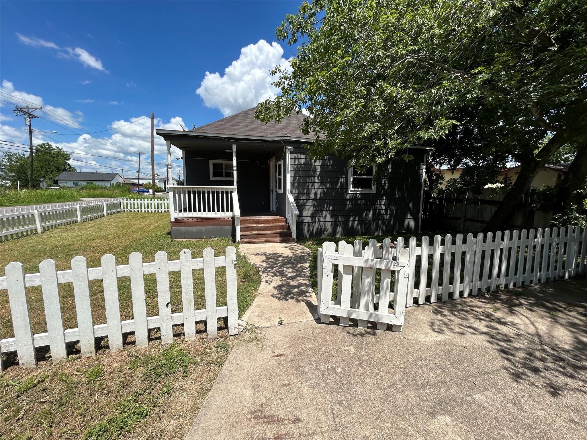 400 Symes St #b Property Photo 2