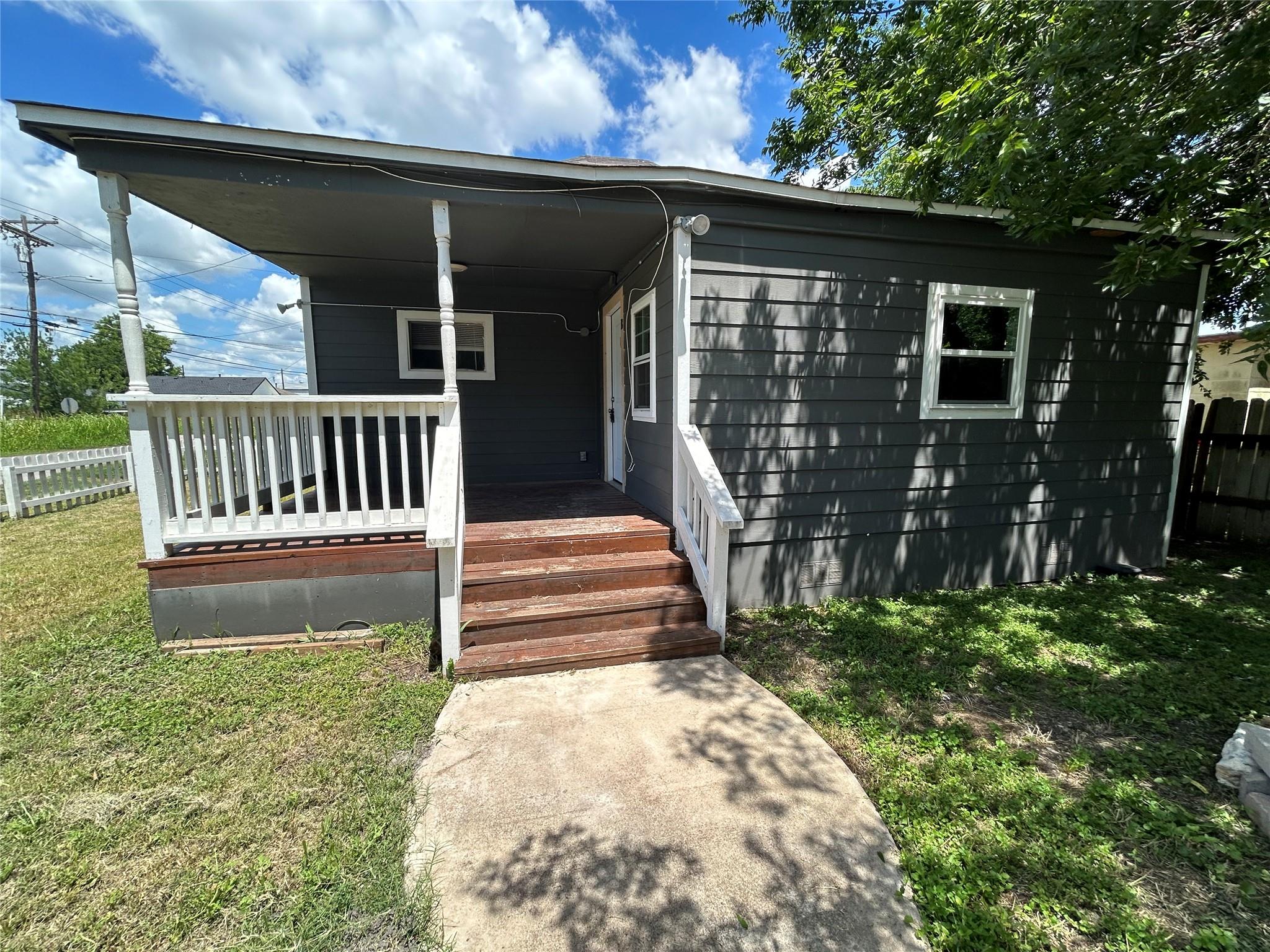 400 Symes St #b Property Photo 3