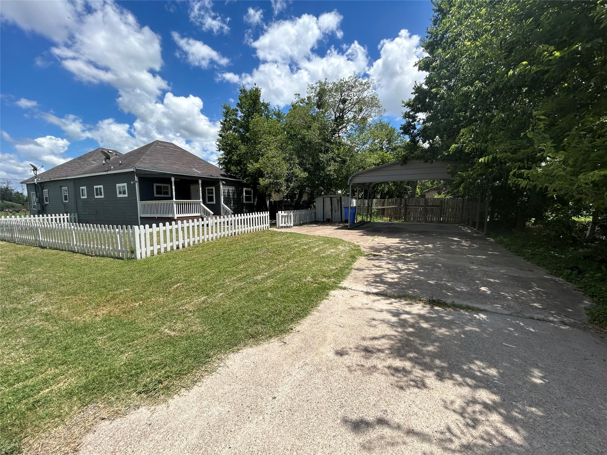 400 Symes St #b Property Photo 4