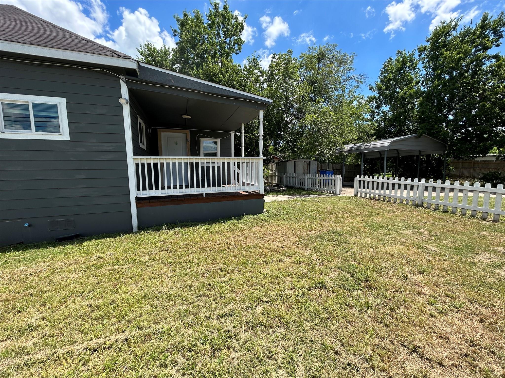 400 Symes St #b Property Photo 5