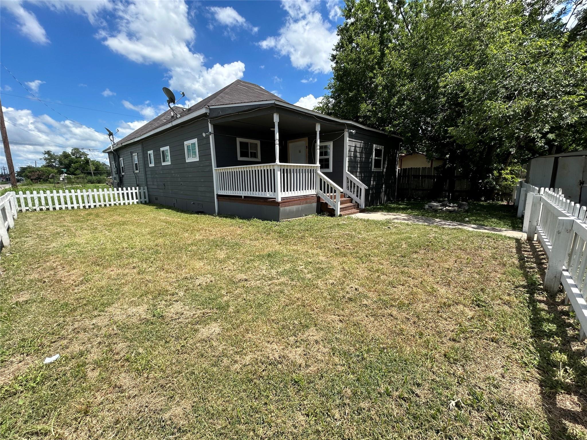 400 Symes St #b Property Photo 8