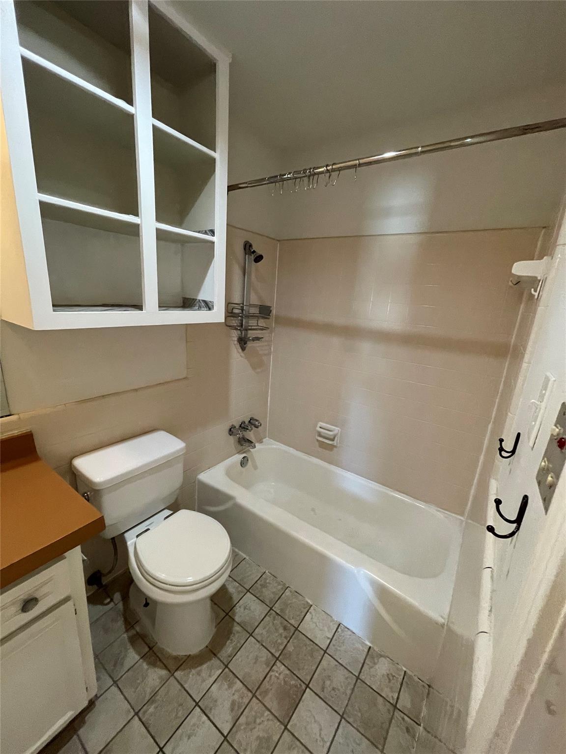 2404 Longview St #204 Property Photo 6