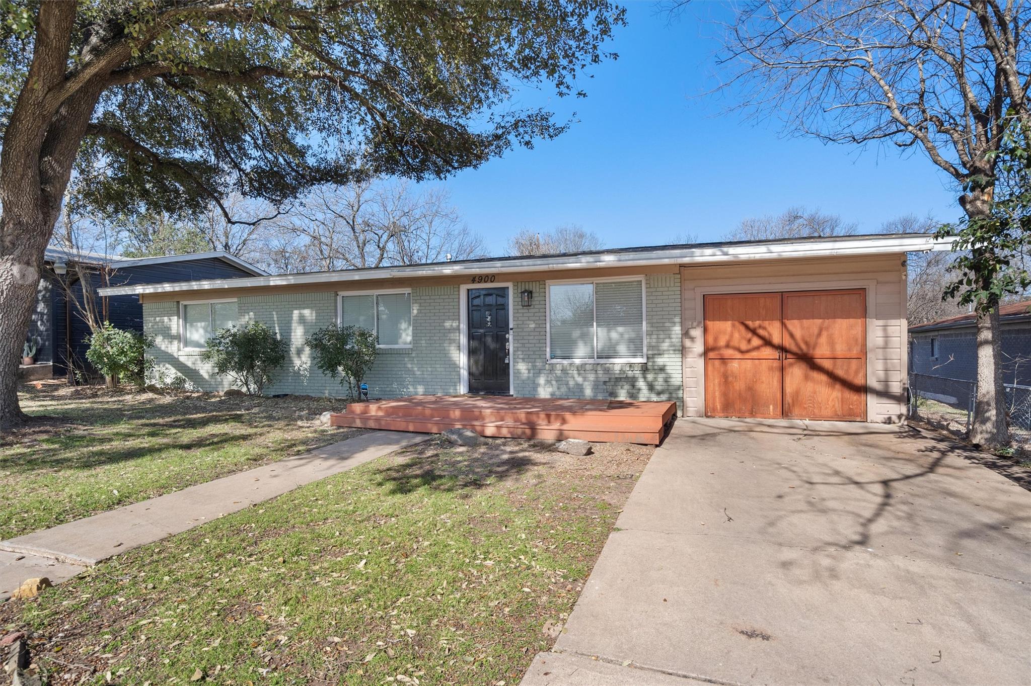 4900 Eastdale Dr Property Photo 3