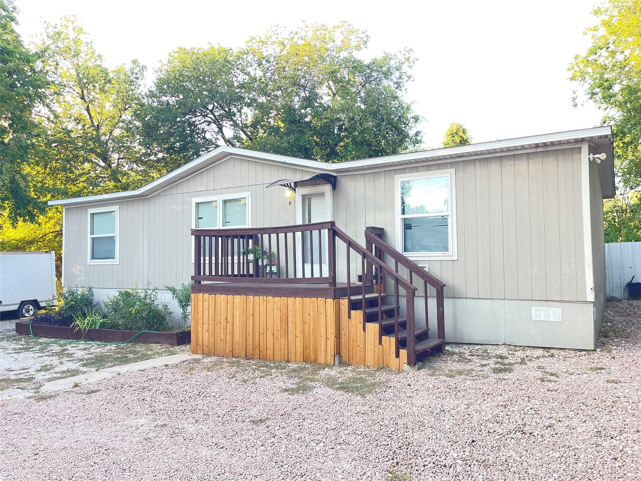 1430 W Howard Ln Property Photo 1
