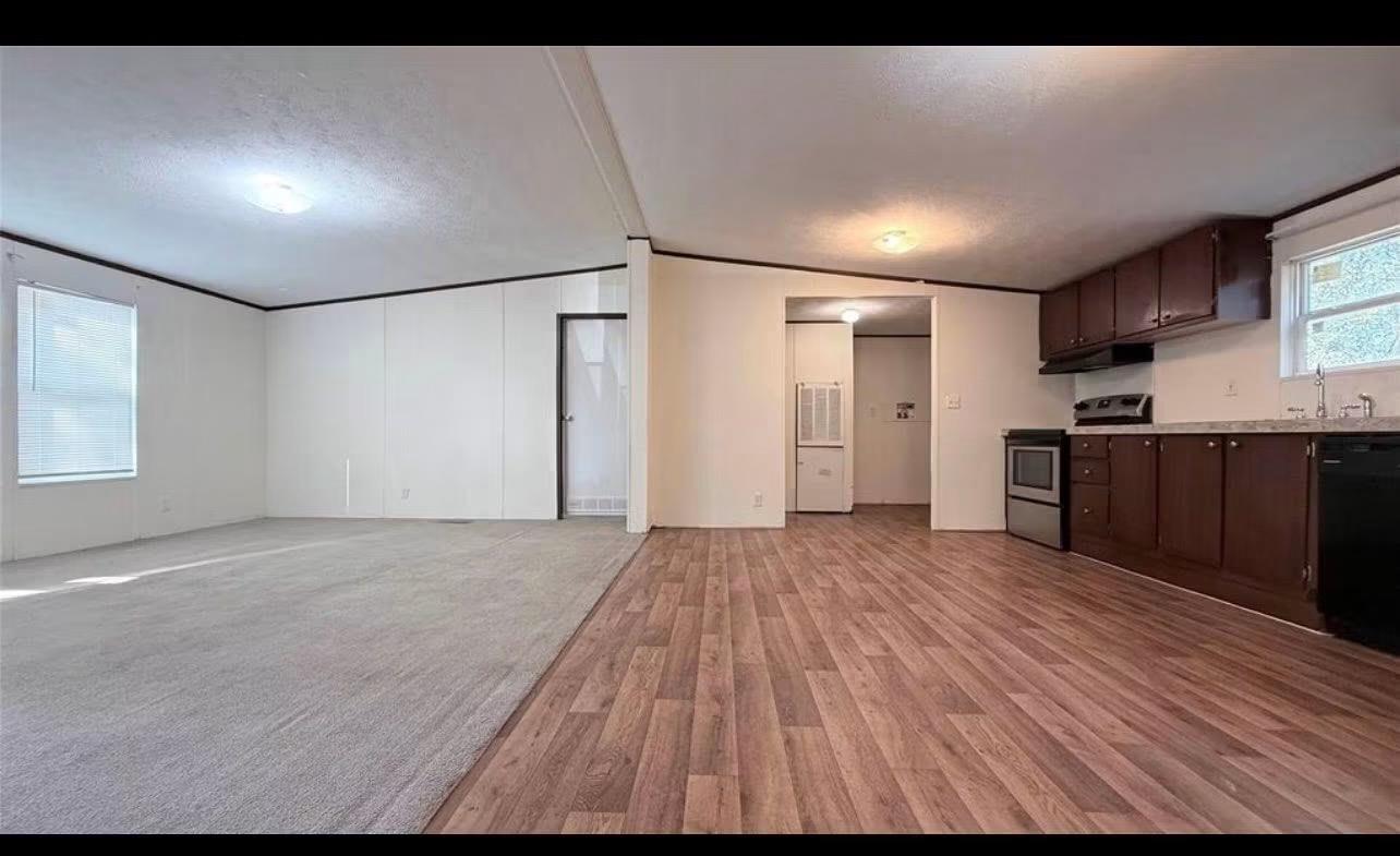 1430 W Howard Ln Property Photo 3