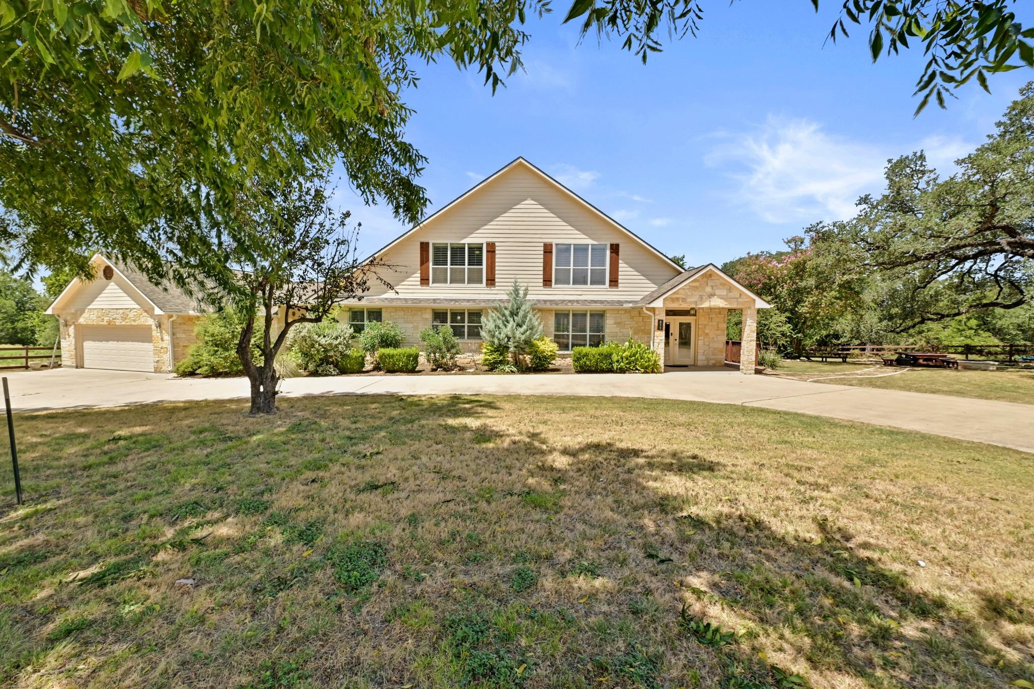 211 Moore Ln Property Photo 1