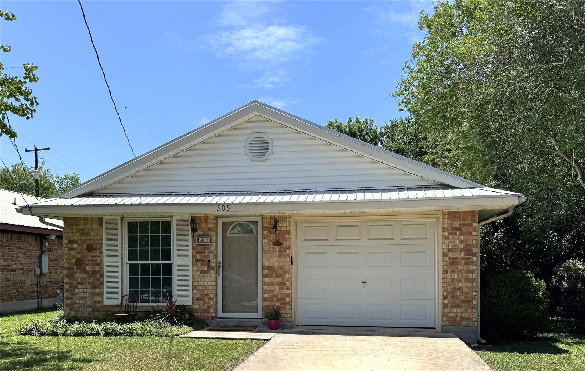 305 Ivy Ave Property Photo