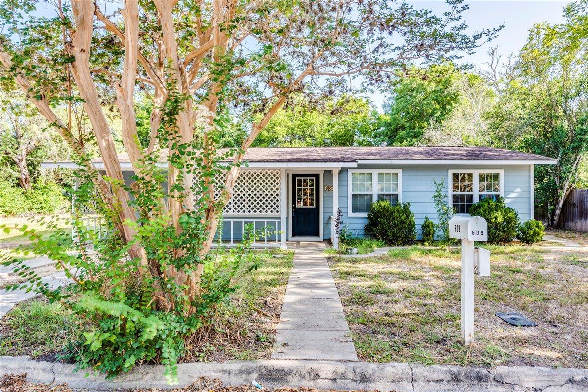 609 Cottonwod St Property Photo 1