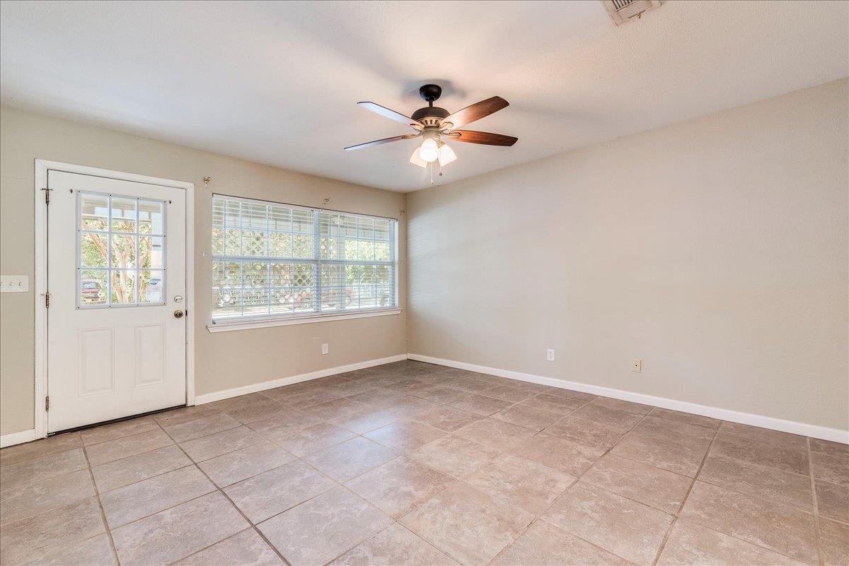 609 Cottonwod St Property Photo 4