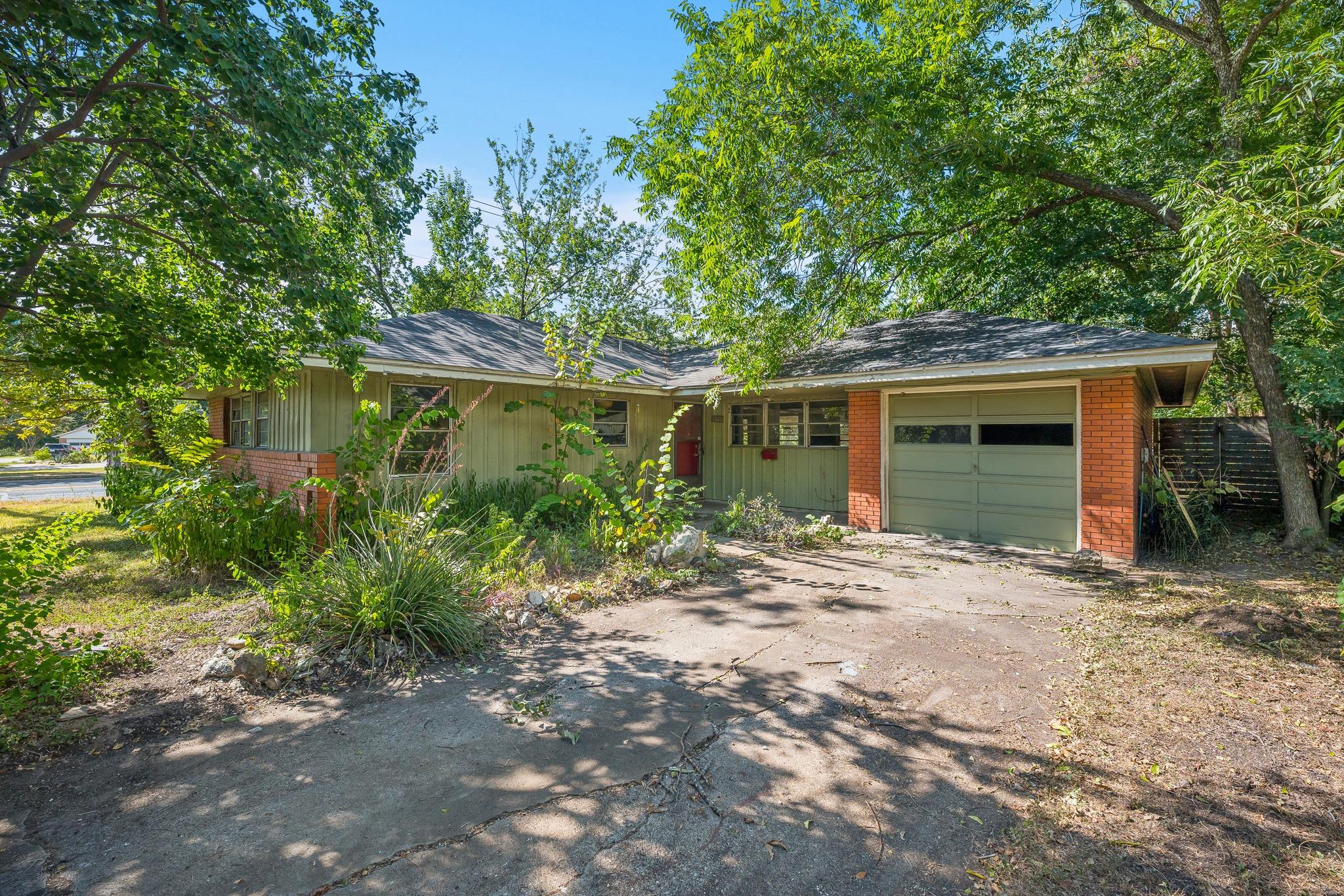 1613 Larkwood Dr Property Photo 1