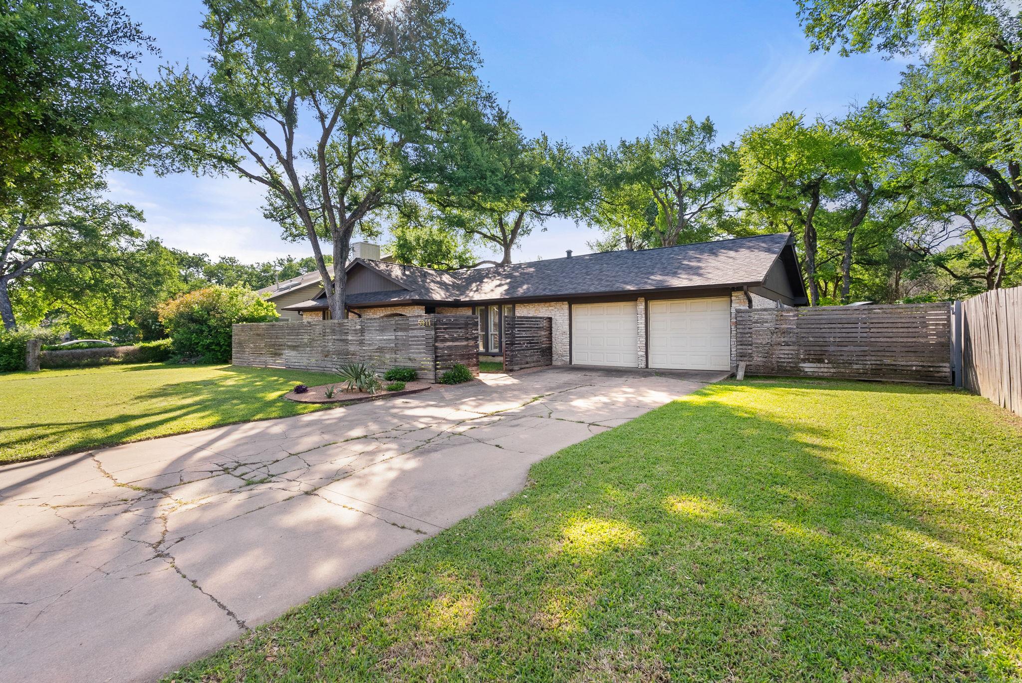 5911 W Gate Blvd Property Photo 2