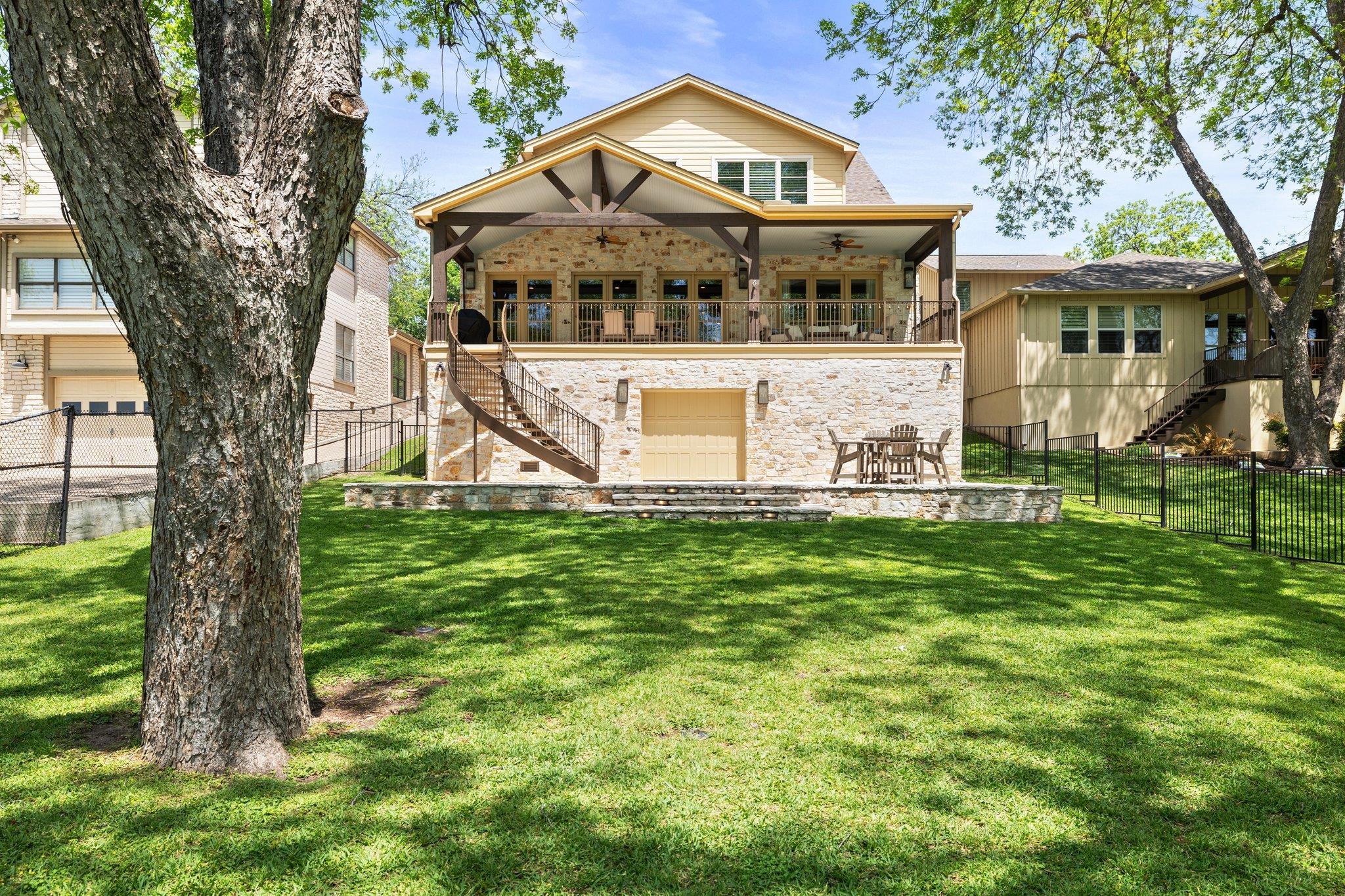 327 Meadowlakes Dr Property Photo