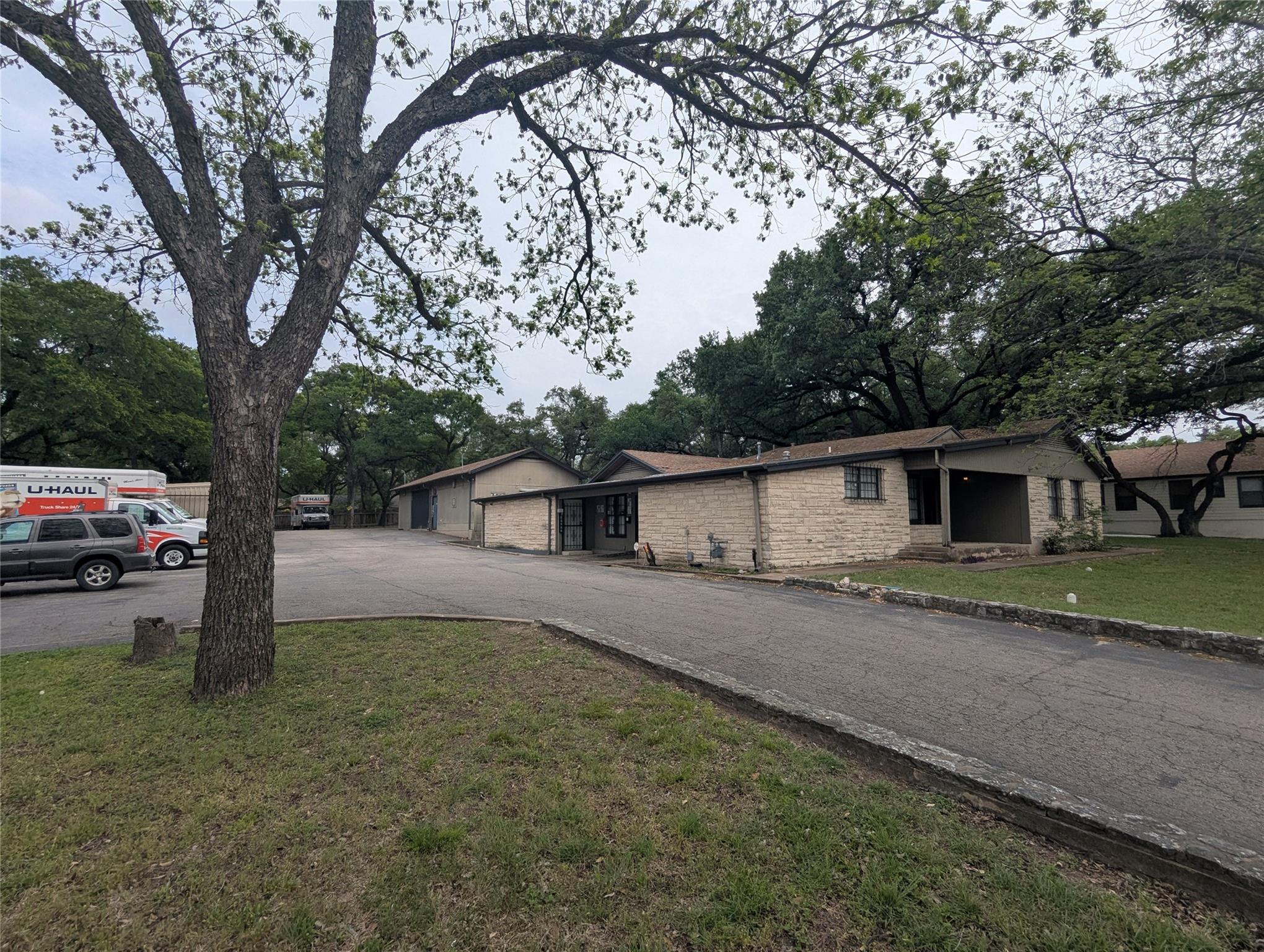 8411 N Interstate 35 None Property Photo 1