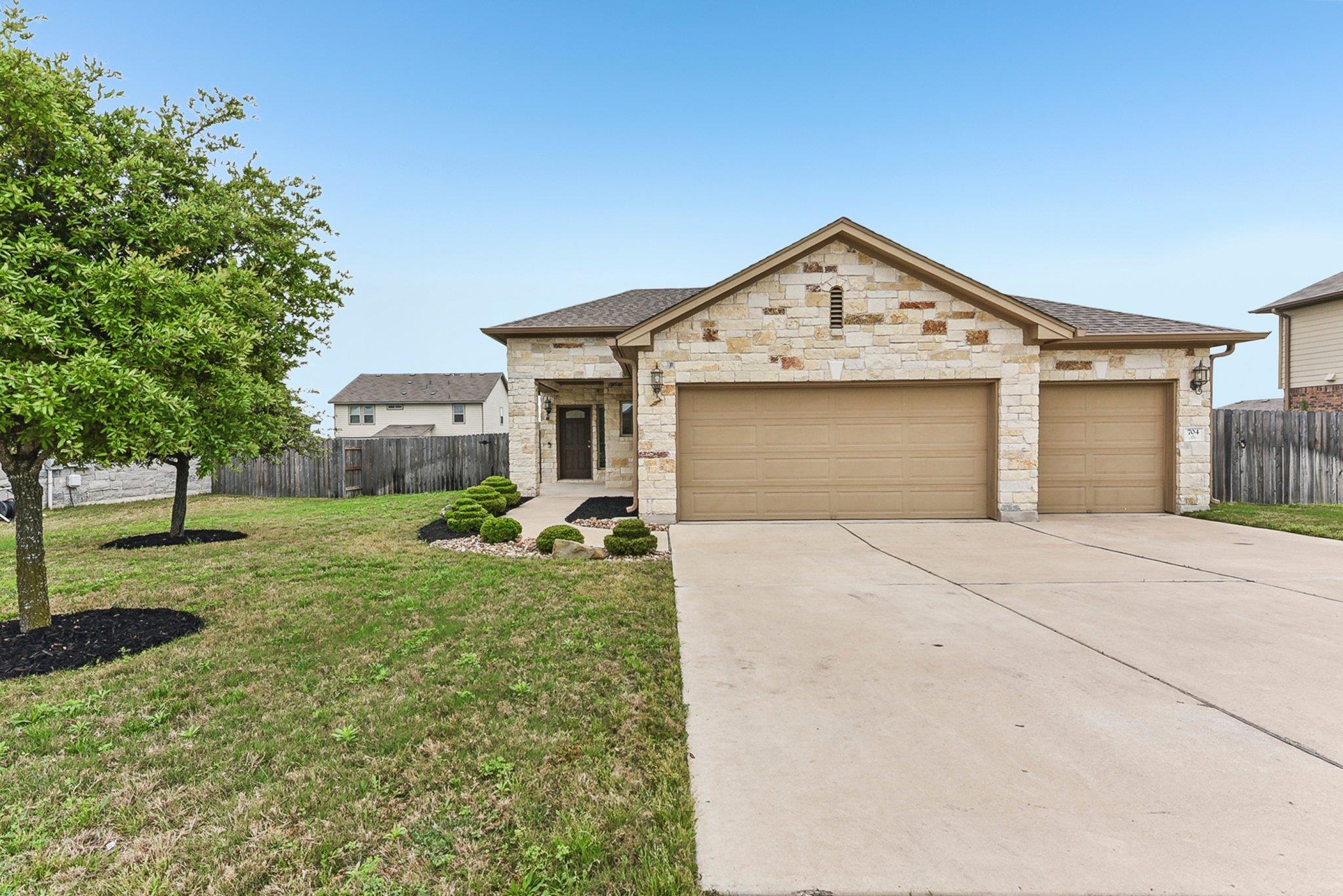 704 Manzano LN Property Photo 1