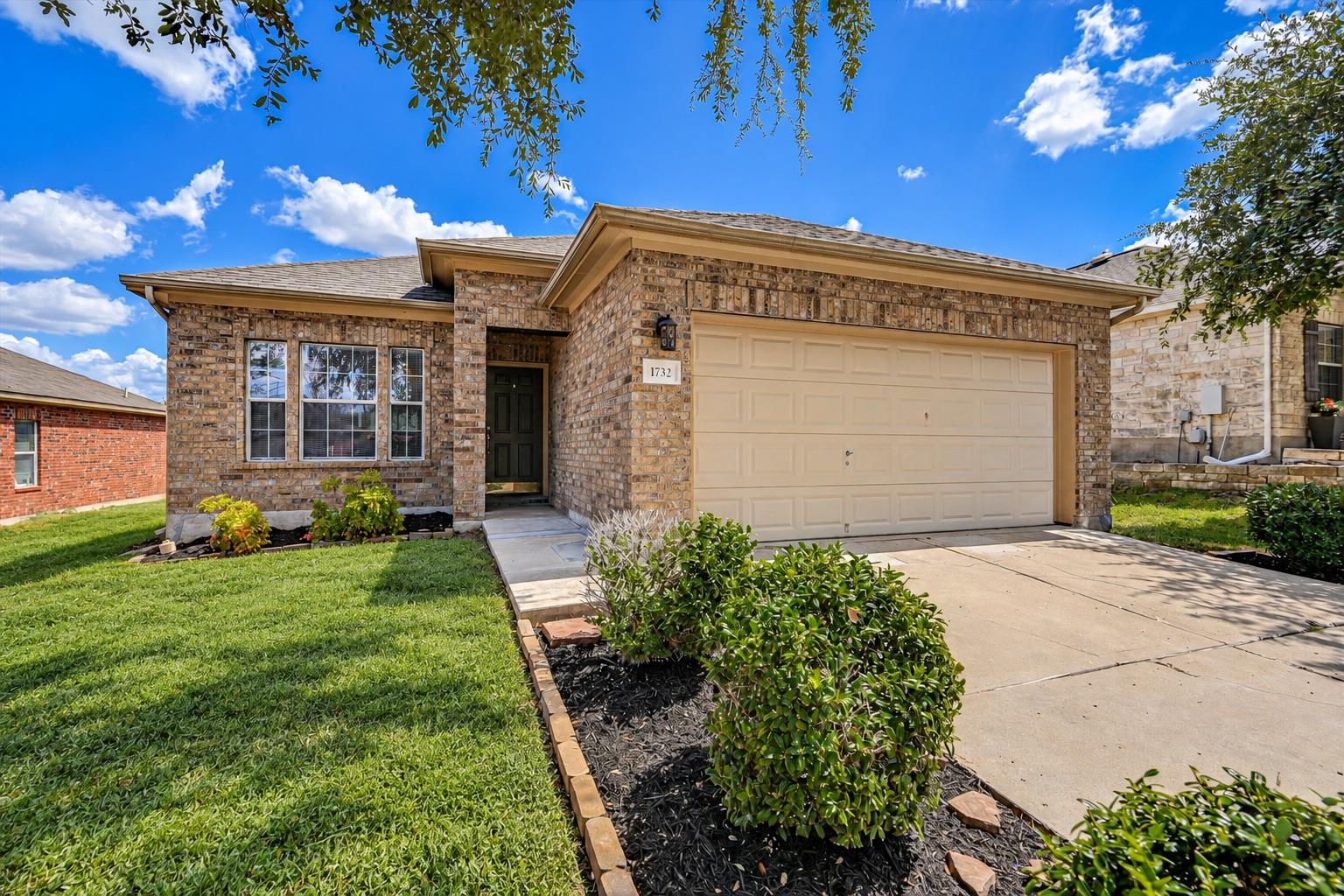 1732 Amberwood Loop Property Photo 2