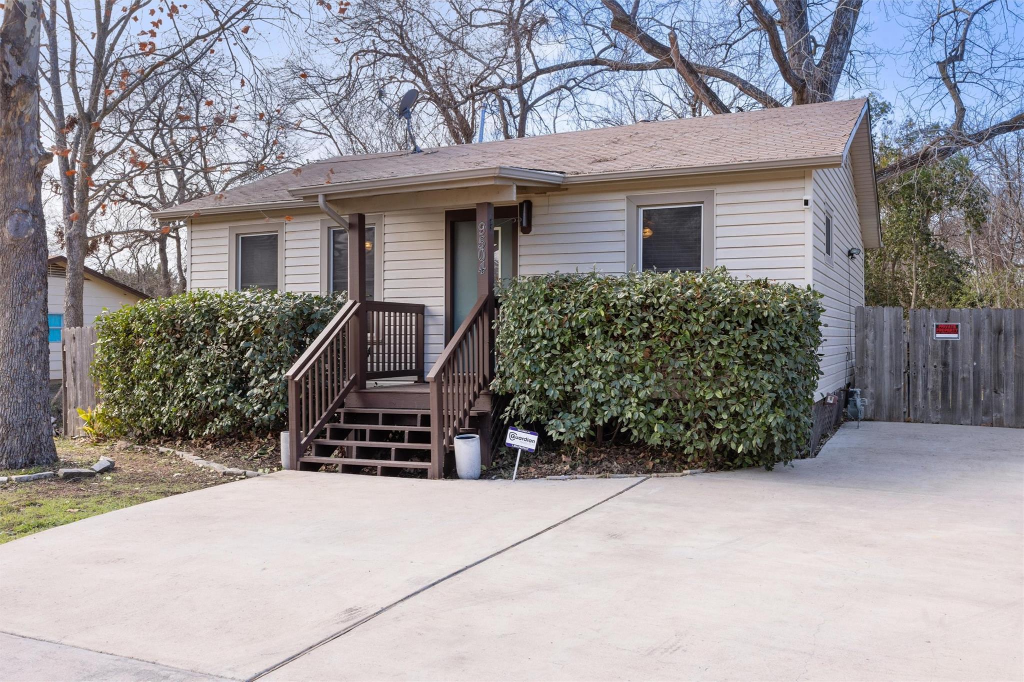 9504 N Creek Dr Property Photo