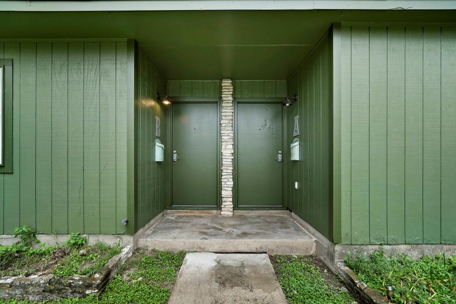 903 Aurora Cir #b Property Photo 3