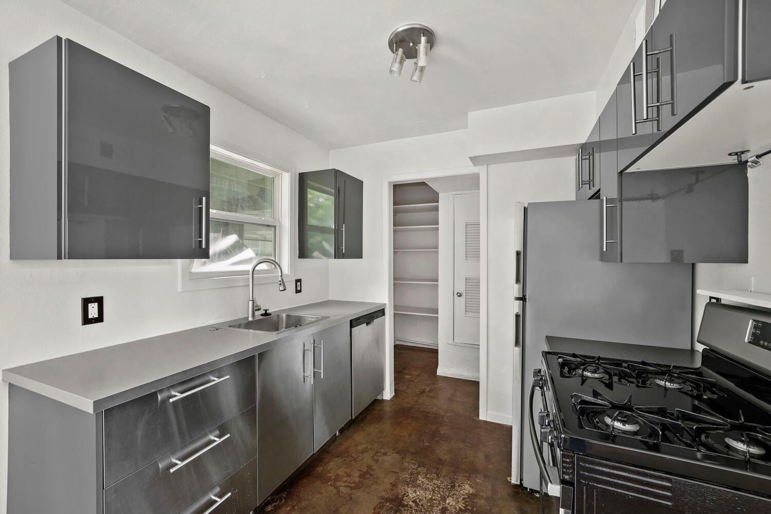903 Aurora Cir #b Property Photo 8