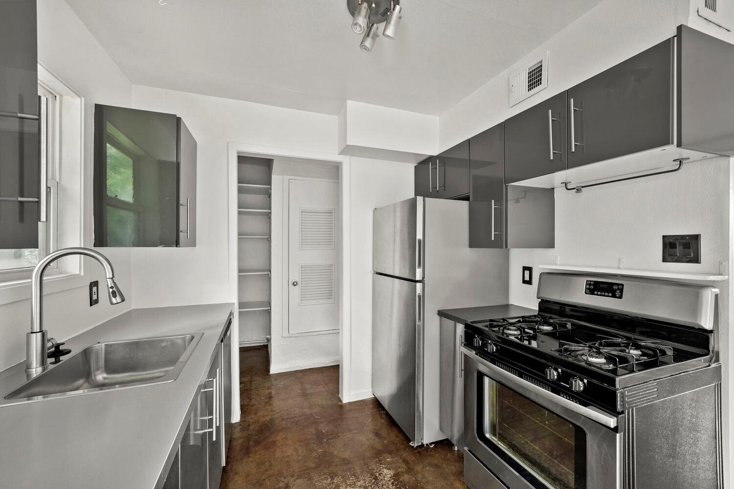 903 Aurora Cir #b Property Photo 9