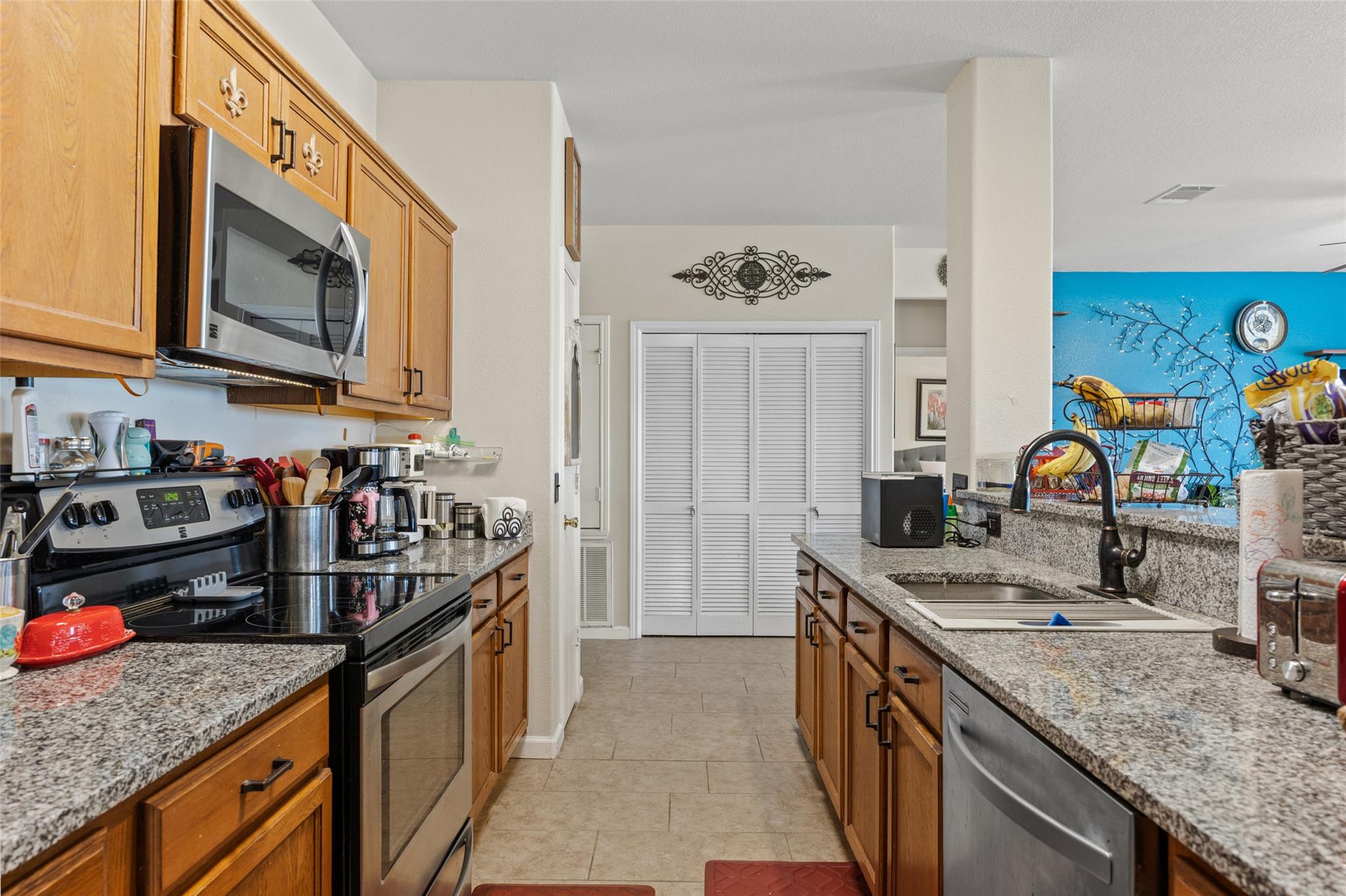 120 Holland St Property Photo 6