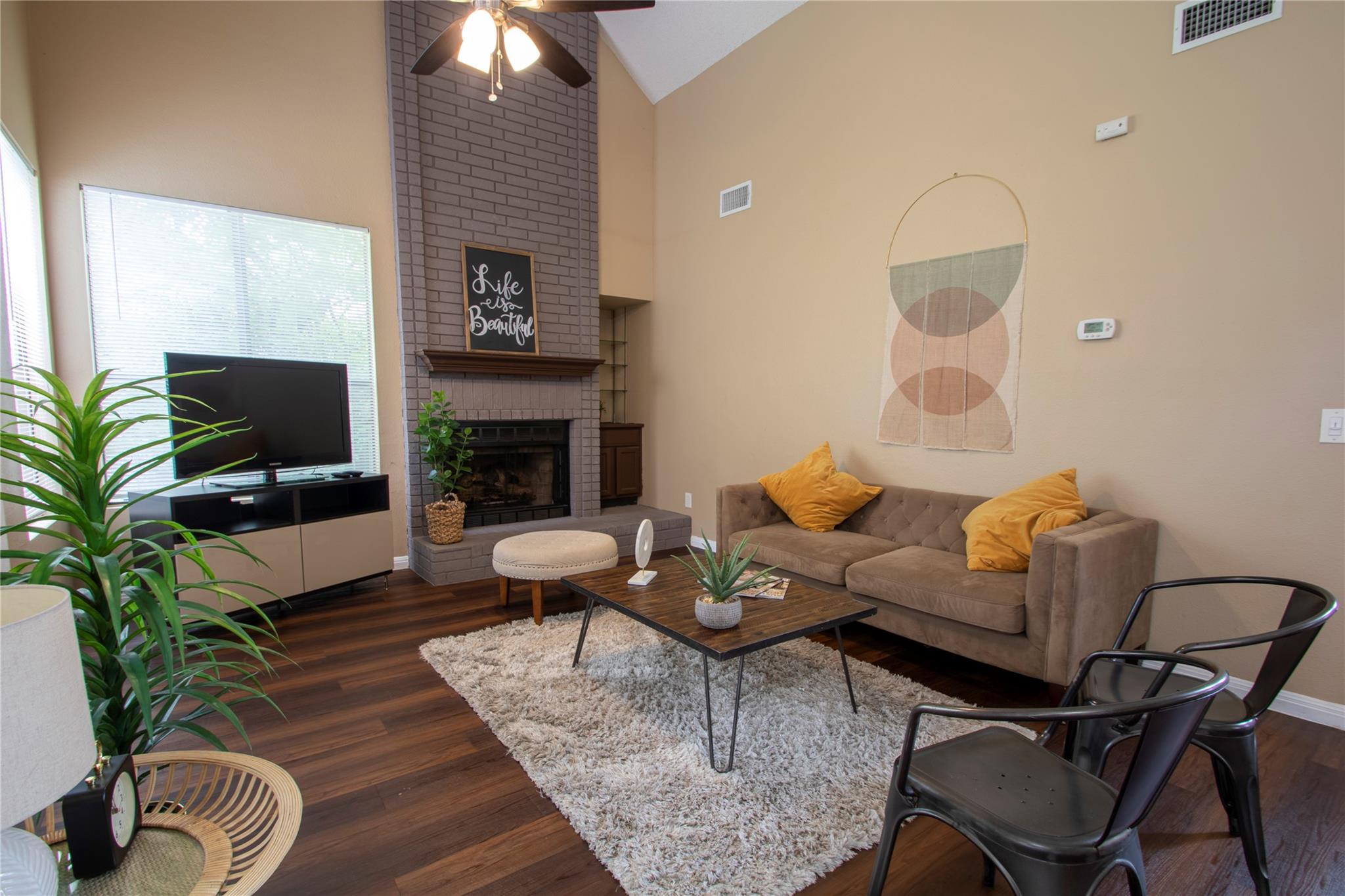 2108 Warfield Way Property Photo 4