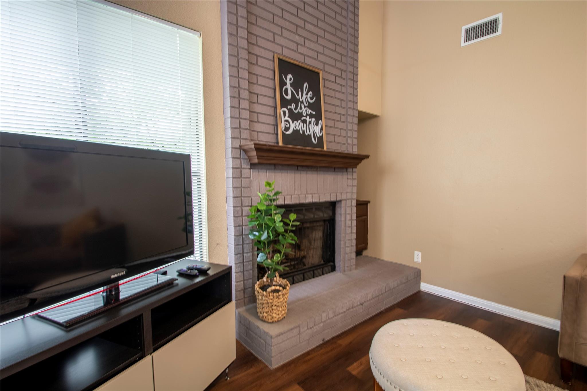 2108 Warfield Way Property Photo 5