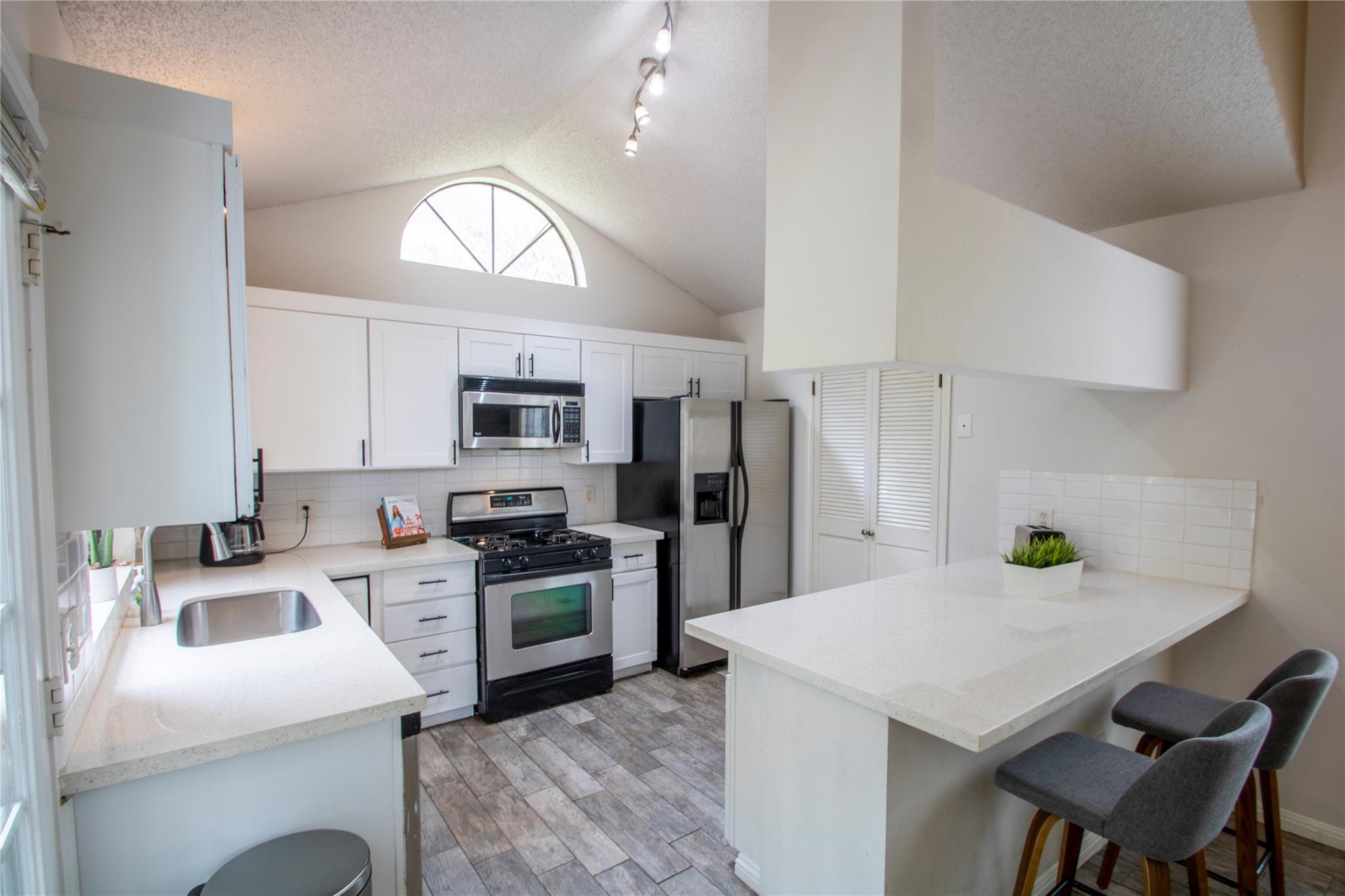2108 Warfield Way Property Photo 8