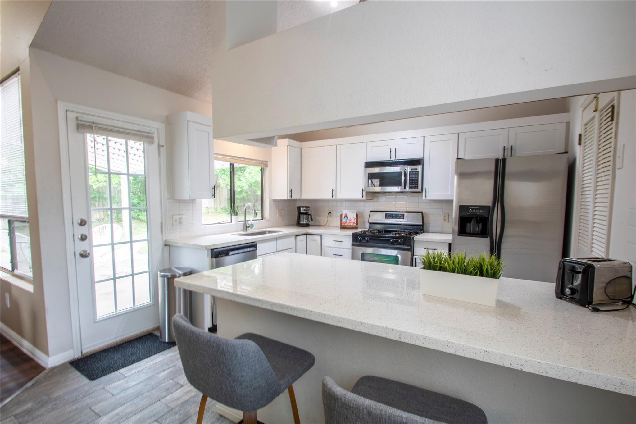 2108 Warfield Way Property Photo 10