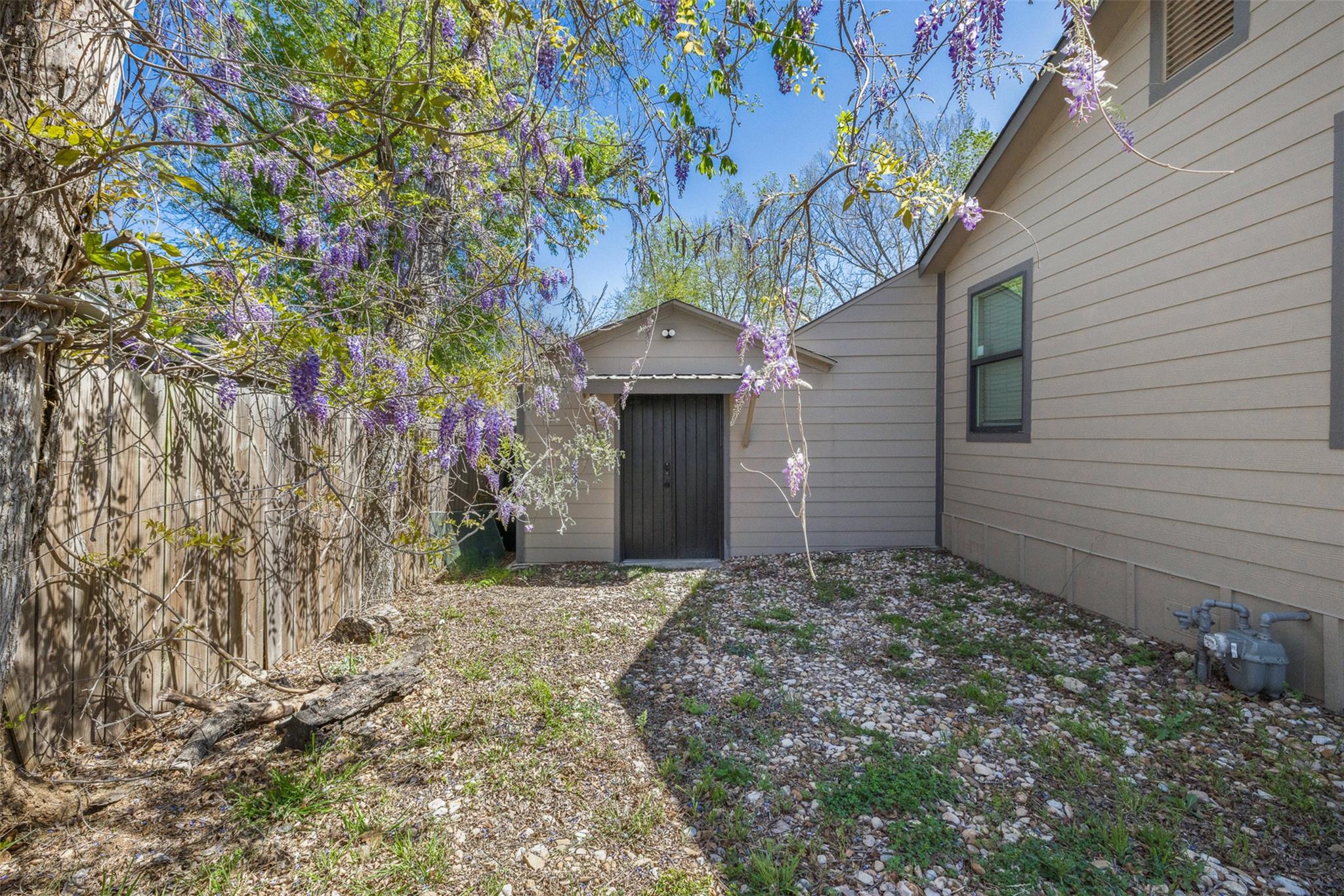 823 Hickory St Property Photo 3